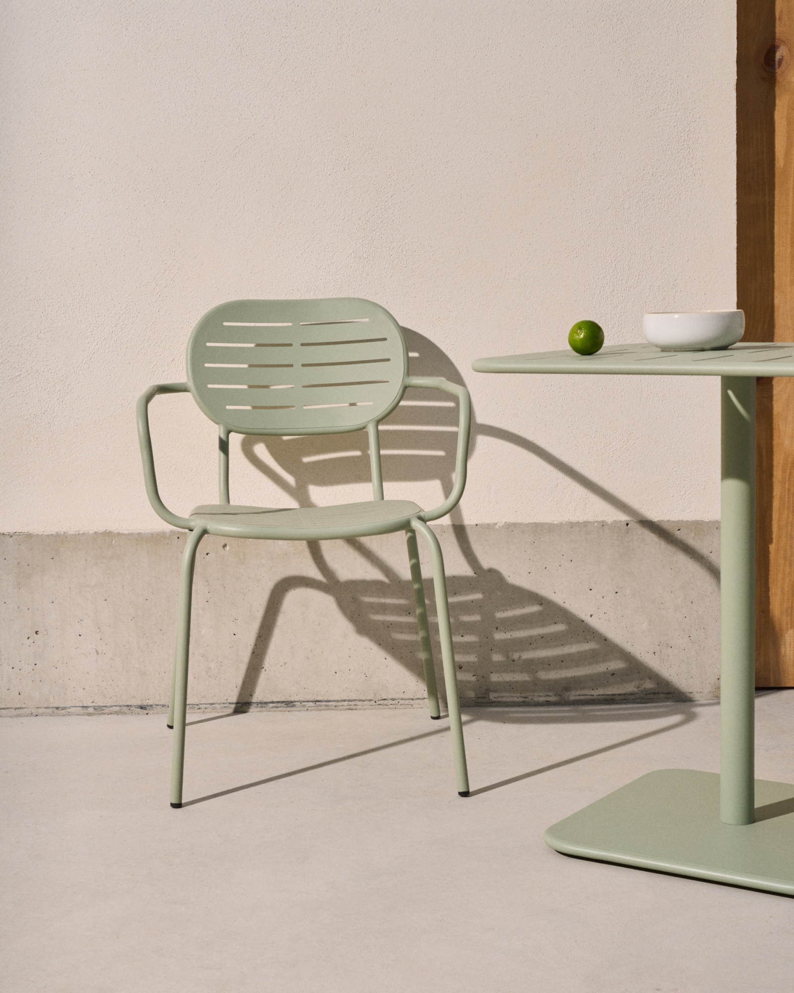 Уличный стул Brai с подлокотниками из оцинкованной стали бирюзового цвета La Forma (ex Julia Grup)