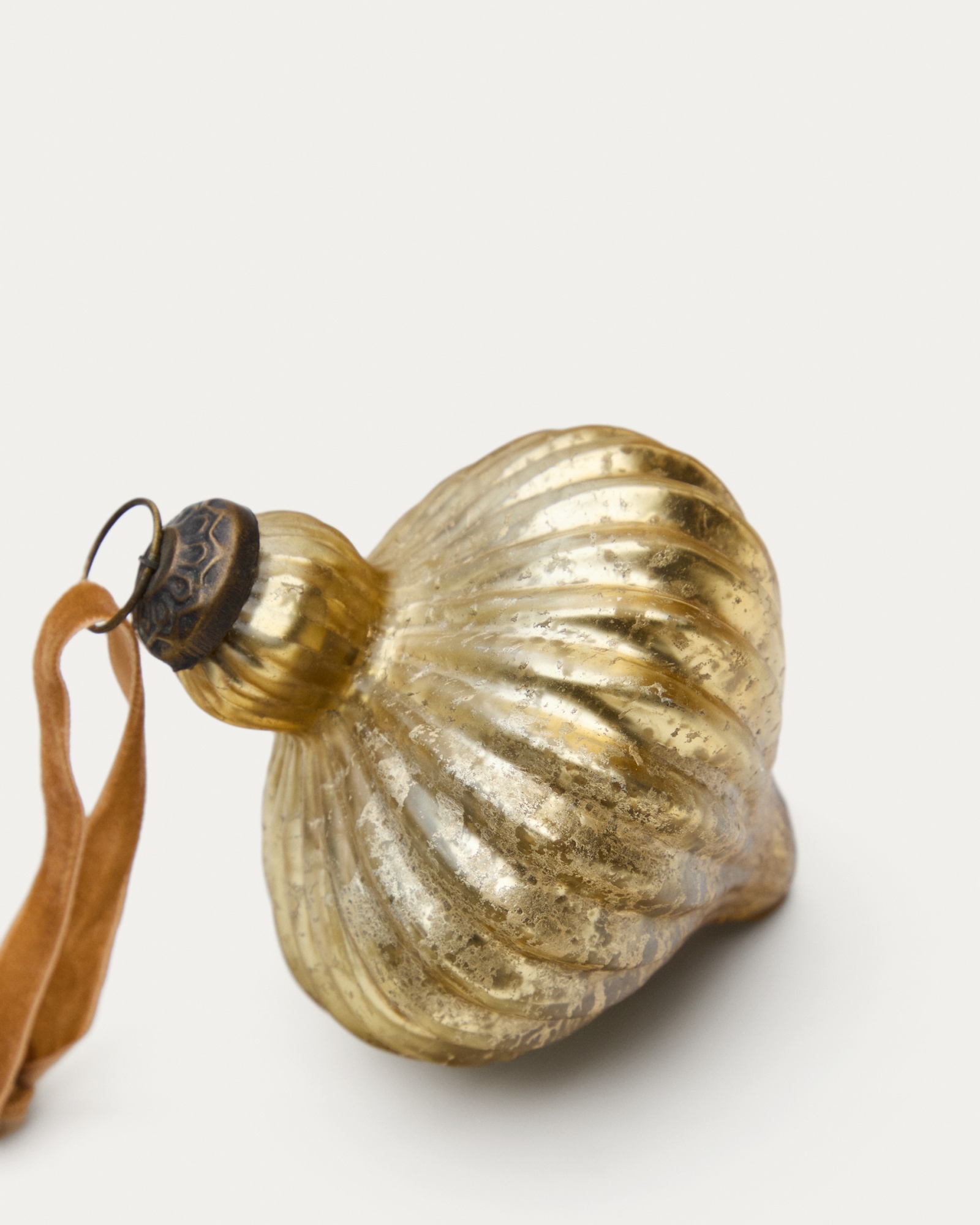 Набор из 2 подвесных украшений Raj из переработанного золотого стекла, 10 см La Forma (ex Julia Grup)