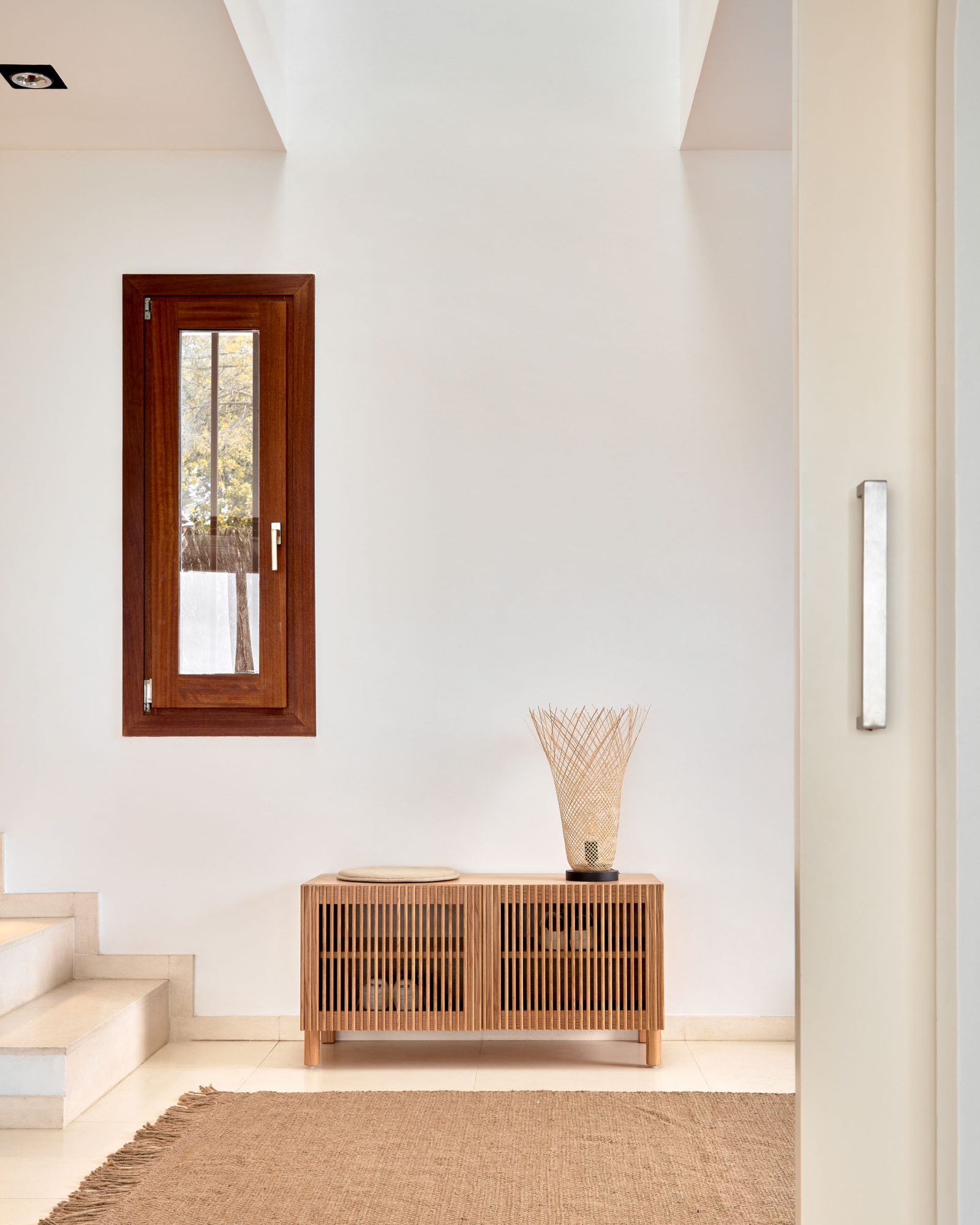 Тумба для обуви Beyla из массива дуба с дубовым шпоном 98,5 см La Forma (ex Julia Grup)