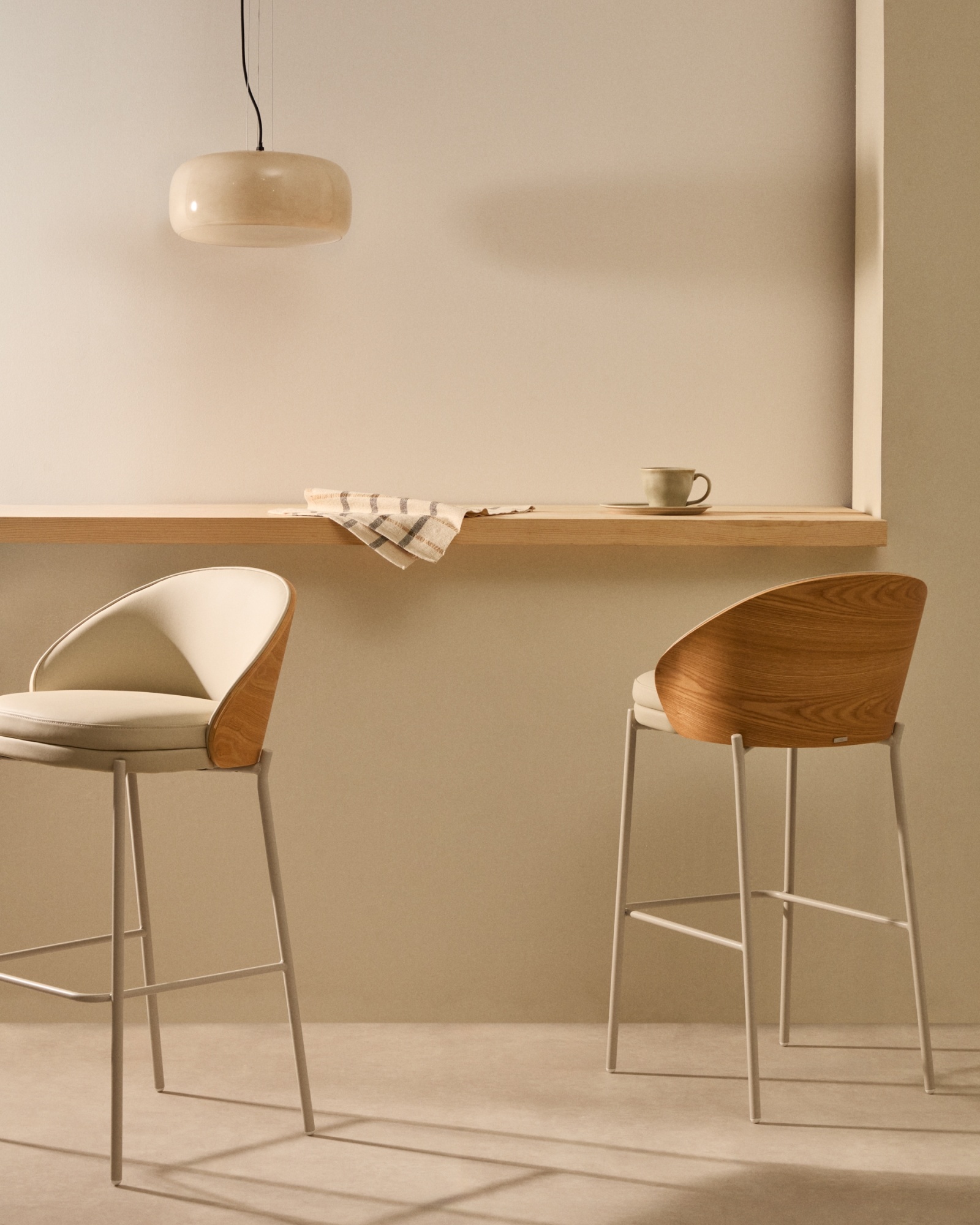 Стул полубарный Eamy из бежевой экокожи, ясеневого шпона с натуральной отделкой и бежевого металла La Forma (ex Julia Grup)