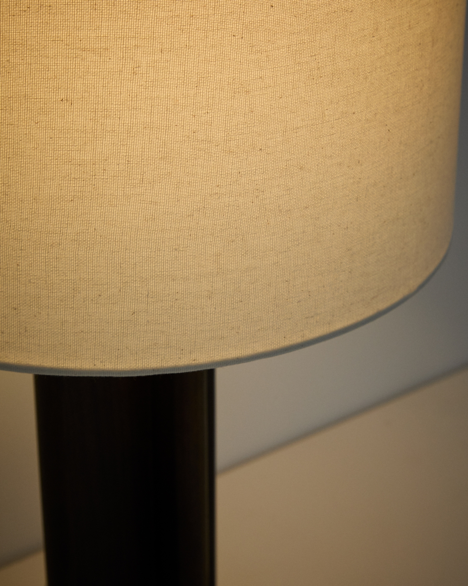 Настольная лампа Niani из каучукового дерева с темной отделкой Ø30 см La Forma 482423