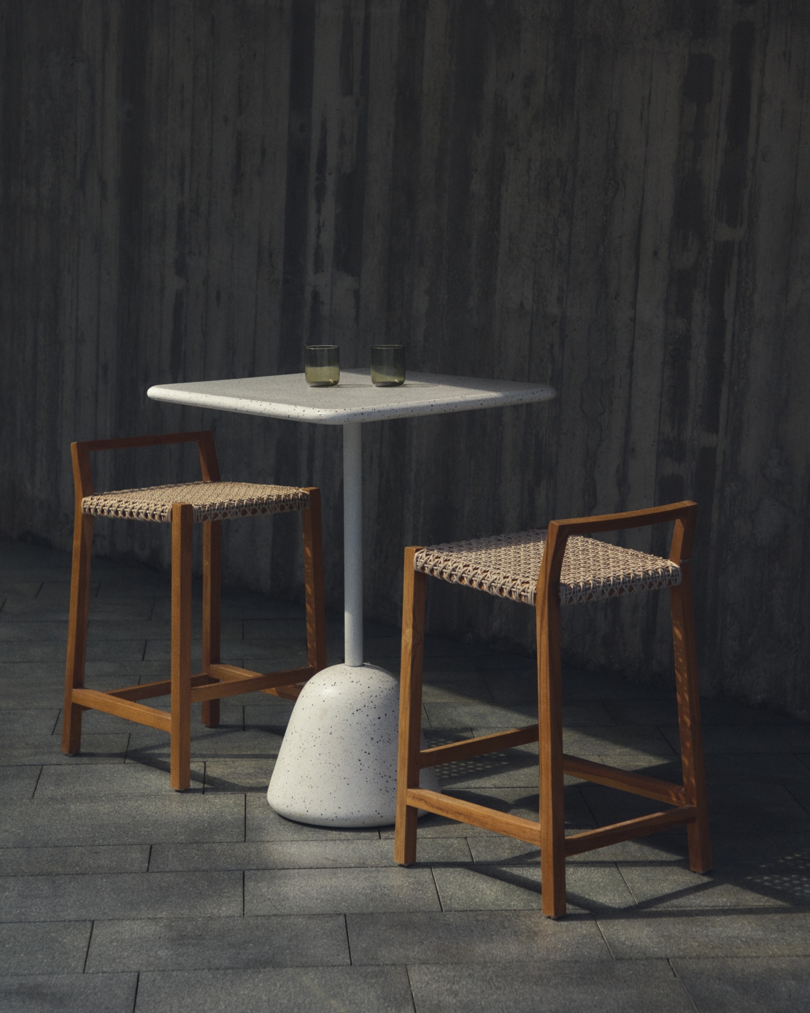 Высокий барный стол Saura со столешницей из белой терраццо La Forma (ex Julia Grup) Высокий барный стол Saura со столешницей из белой терраццо La Forma (ex Julia Grup)