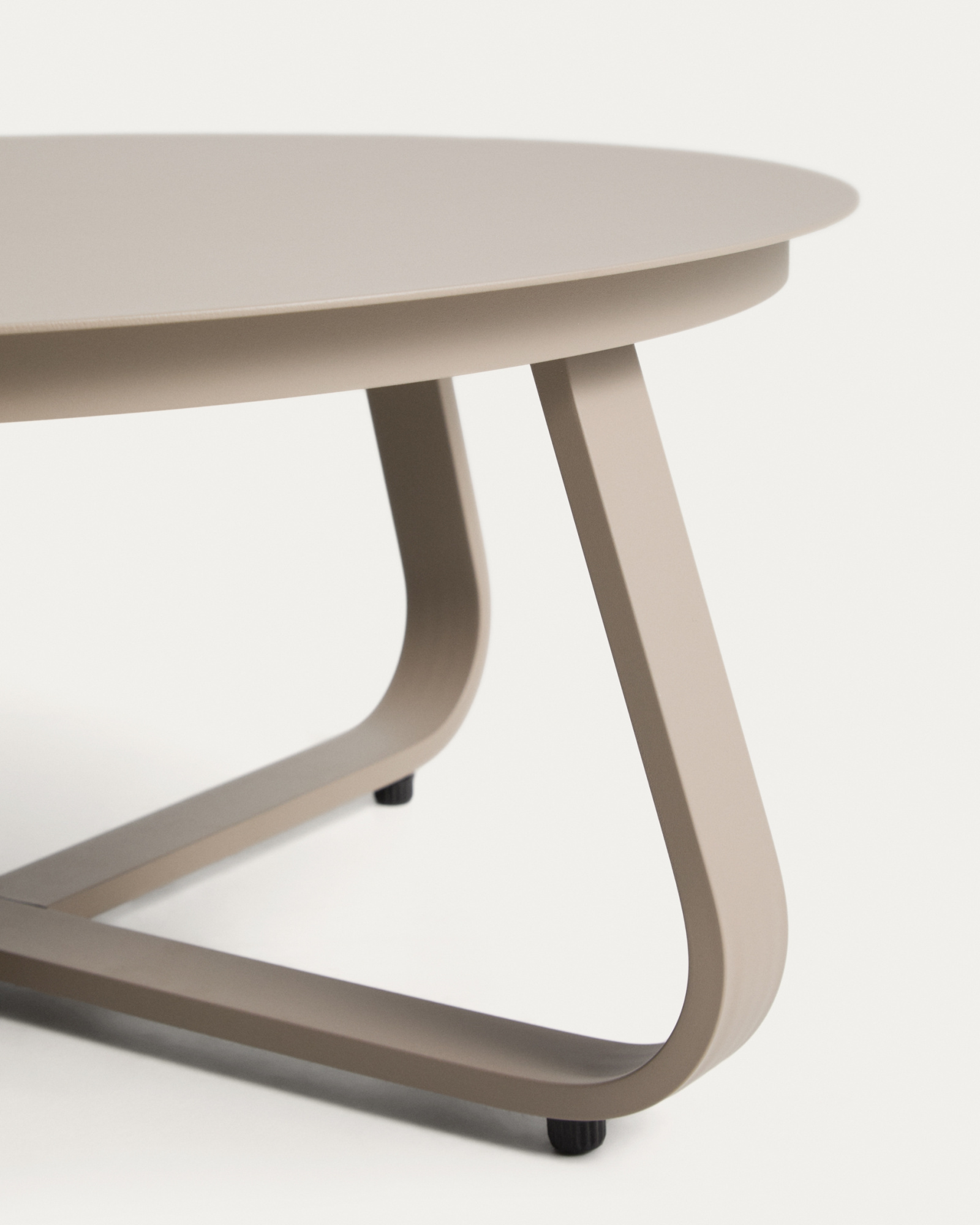 Уличный столик Tamaris из алюминия цвета таупе Ø80 см La Forma 482646