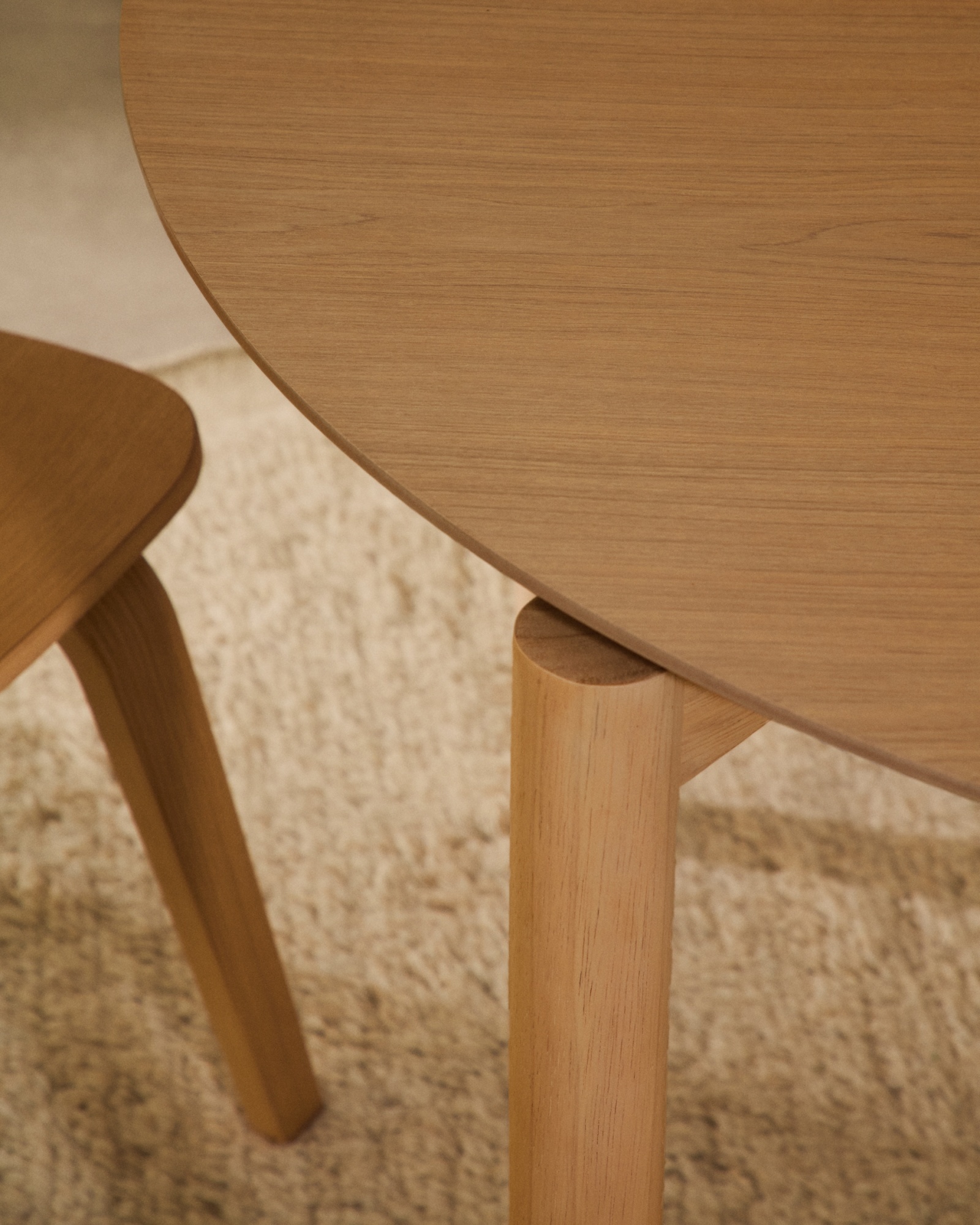 Круглый стол Indara из шпона и каучукового дерева с натуральной отделкой Ø100 La Forma (ex Julia Grup)