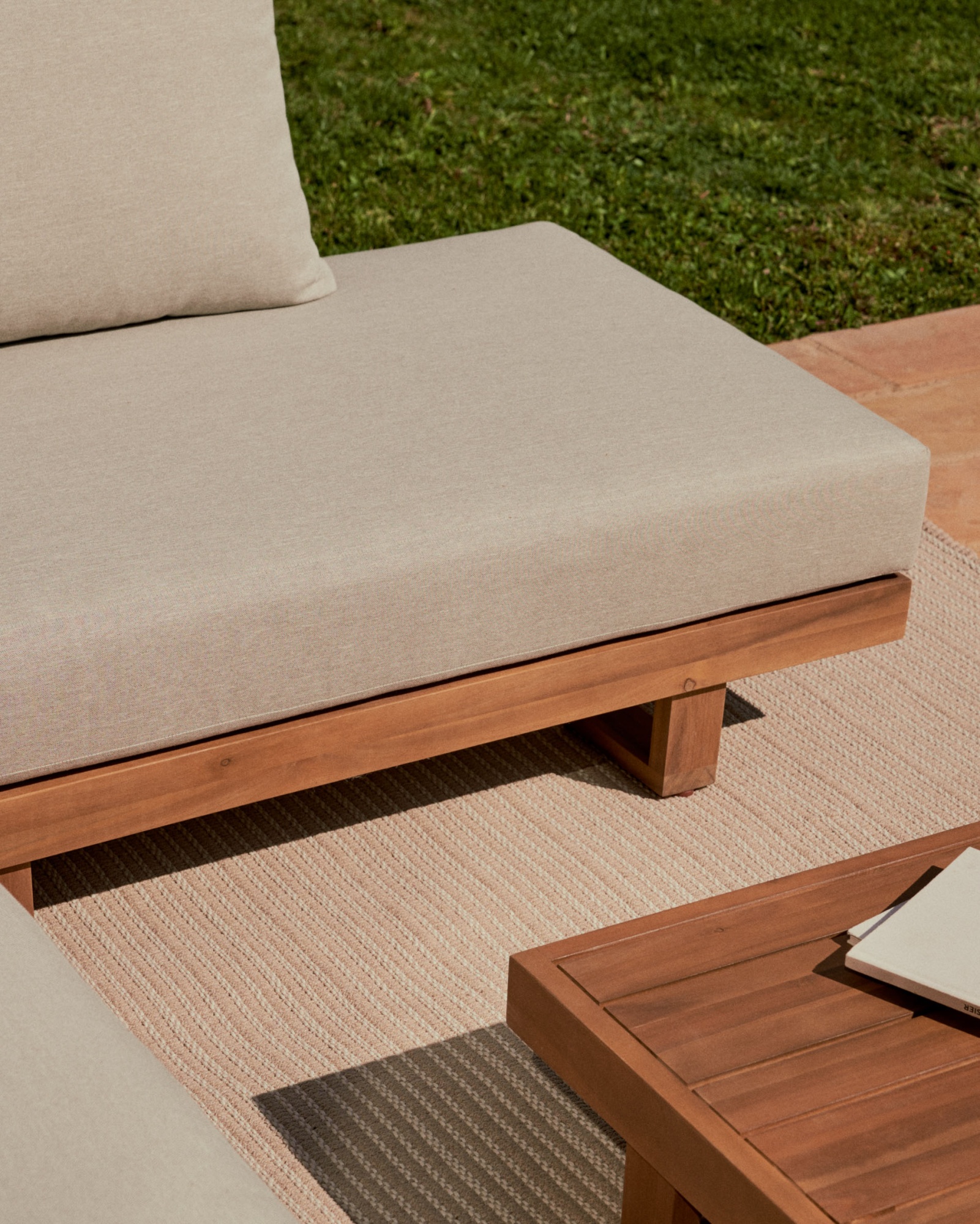 Raco 5-местный угловой диван и журнальный столик из массива акации La Forma (ex Julia Grup)