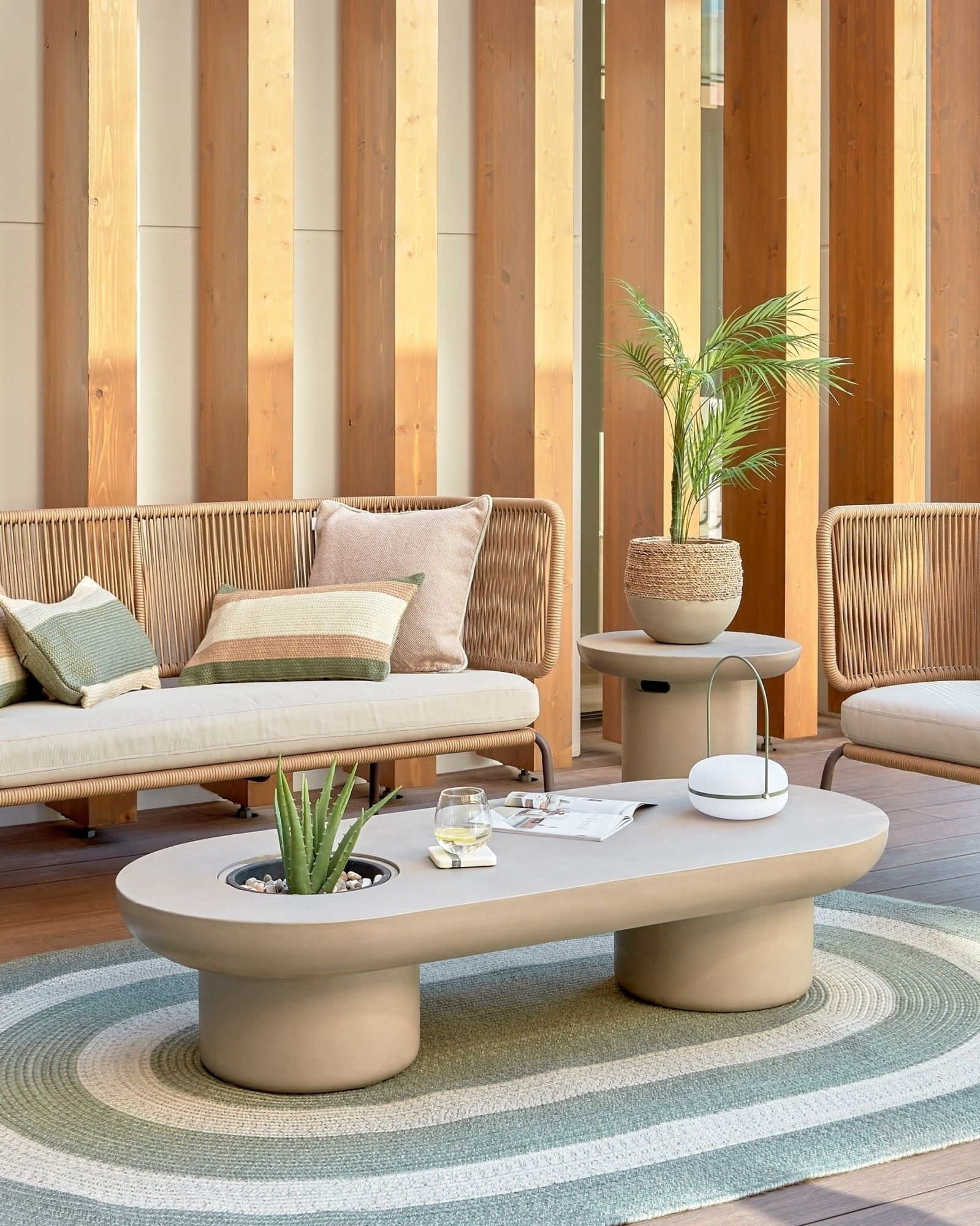 Журнальный столик Taimi из бетона для улицы Ø 140 x 60 см La Forma 115540