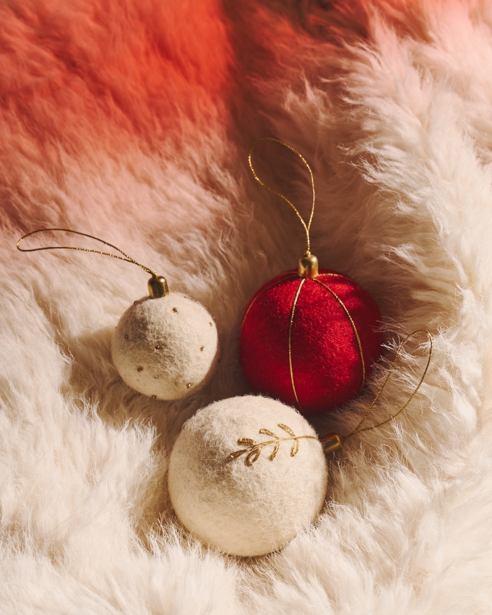 Набор Breshi из 3 больших красных декоративных подвесок в виде шаров La Forma (ex Julia Grup)