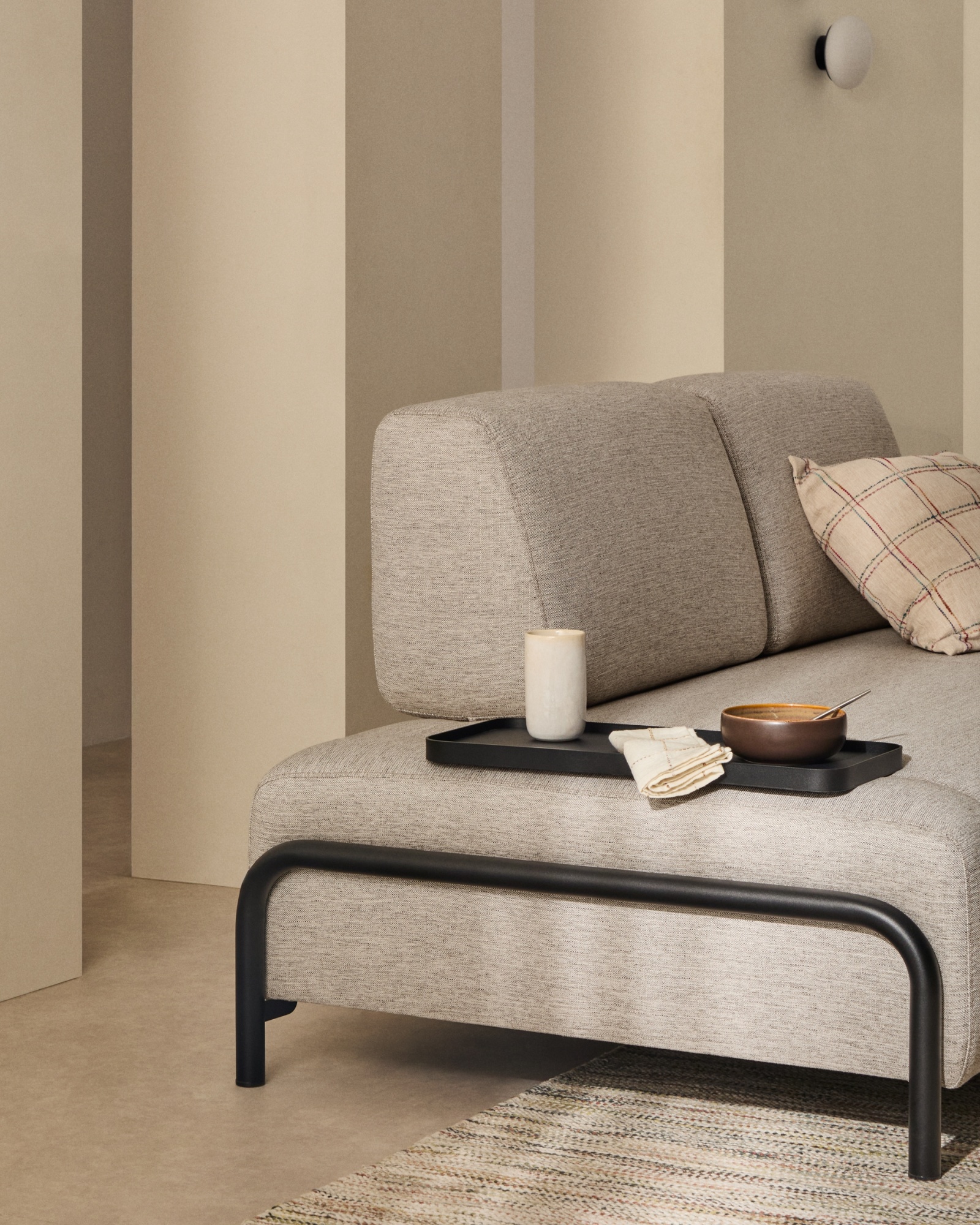 2-местный диван Compo серо-бежевого цвета с малым журнальным столиком и чёрным каркасом La Forma (ex Julia Grup)