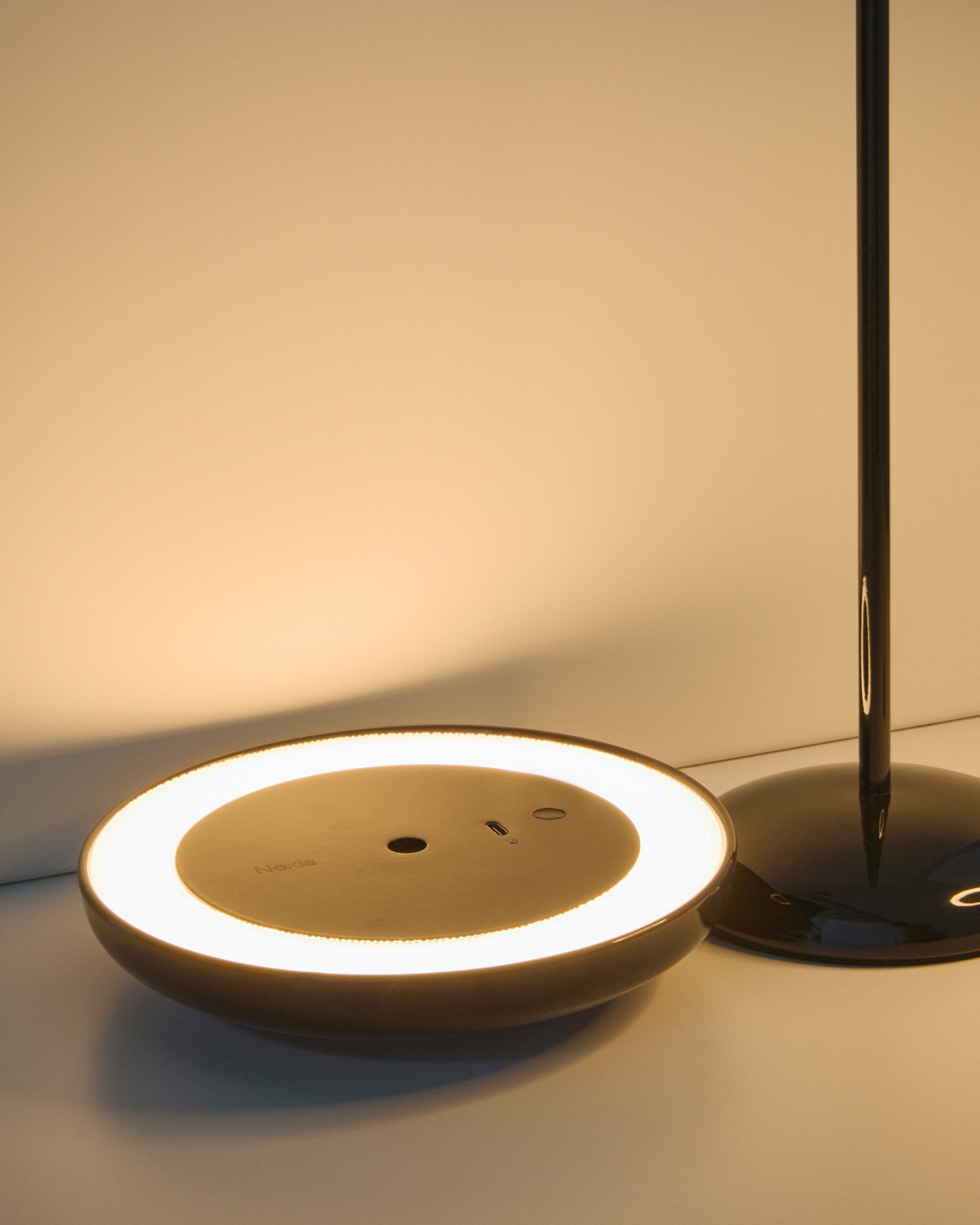 Переносная настольная лампа Porte из черного алюминия La Forma (ex Julia Grup)