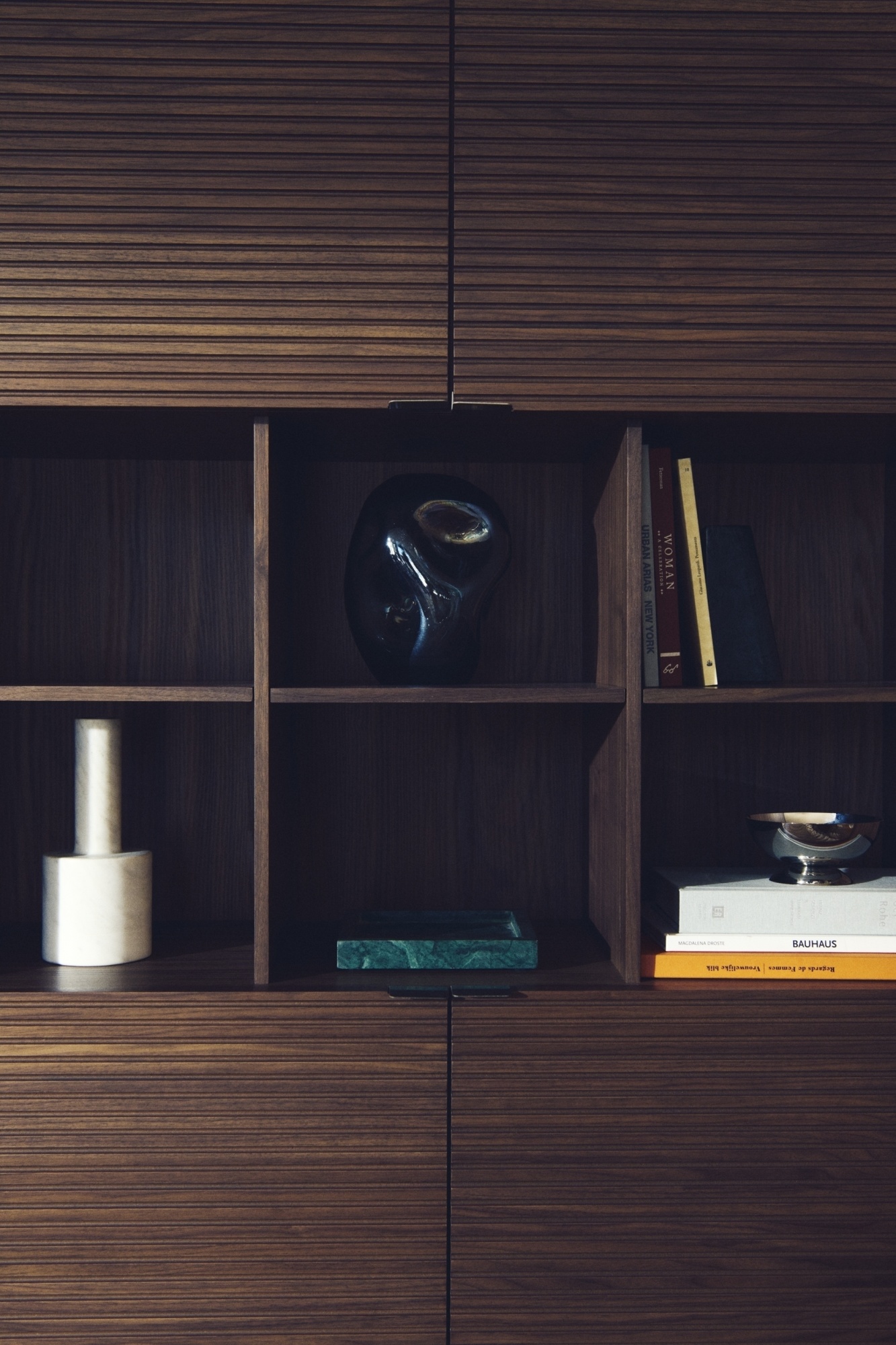 Высокий 4-дверный буфет Norlen из орехового шпона La Forma (ex Julia Grup)