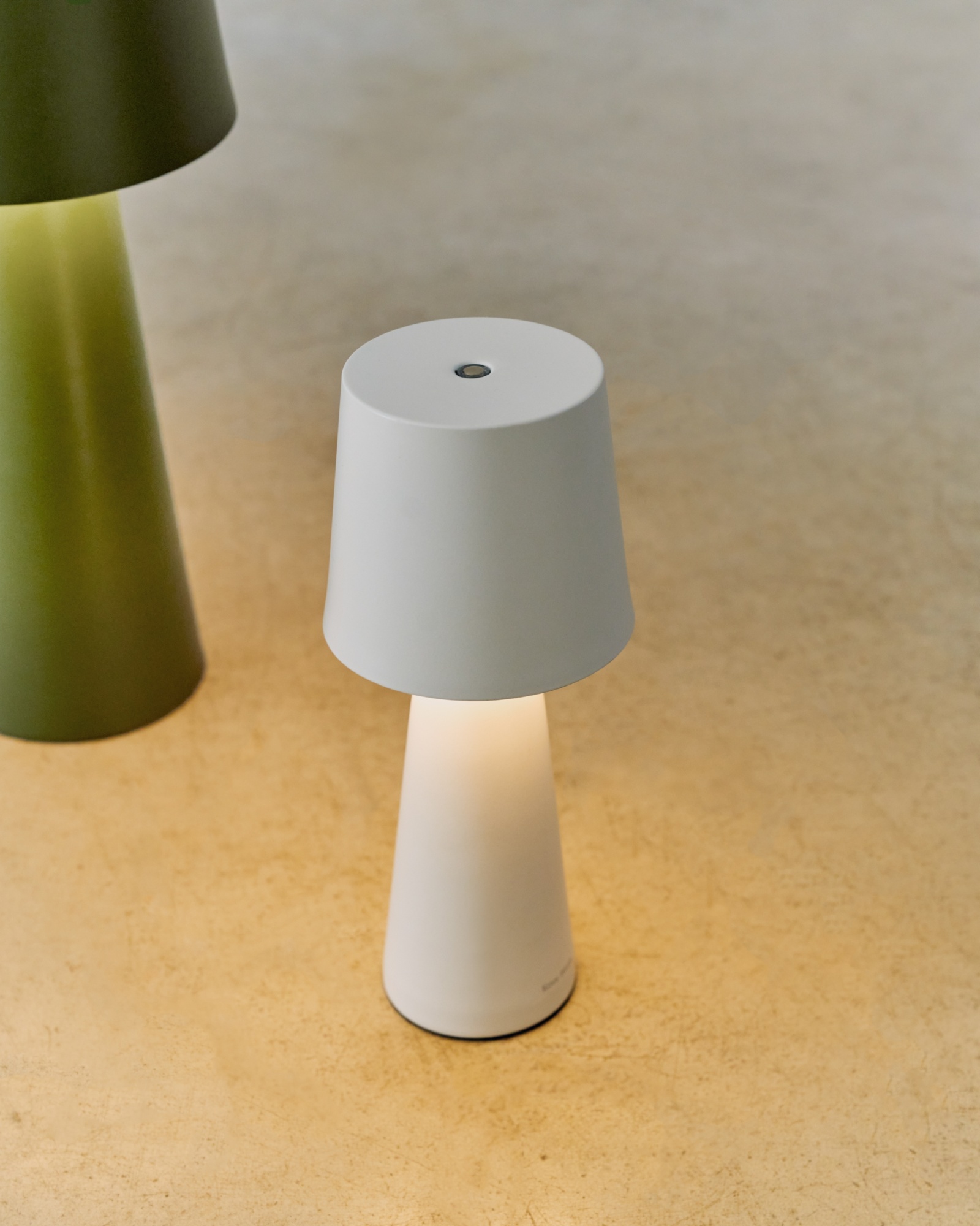 Arenys Маленькая переносная настольная лампа в сером цвете La Forma (ex Julia Grup)