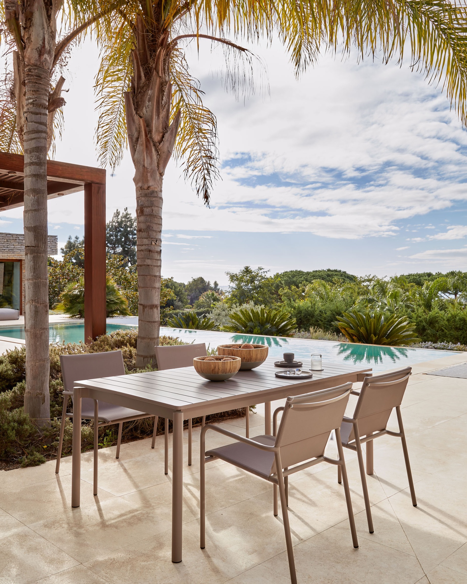 Раздвижной алюминиевый садовый стол Zaltana с коричневой матовой отделкой 140 (200) x 90 см La Forma (ex Julia Grup)