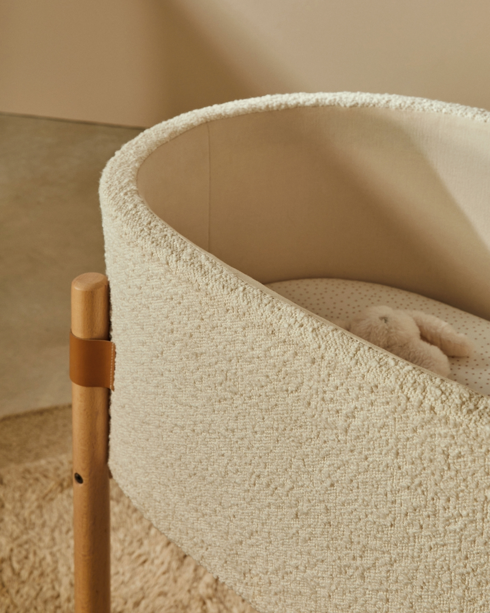 Кровать Adara Moses с белым флисом и ножками из массива бука 63 x 44,5 см La Forma 98456