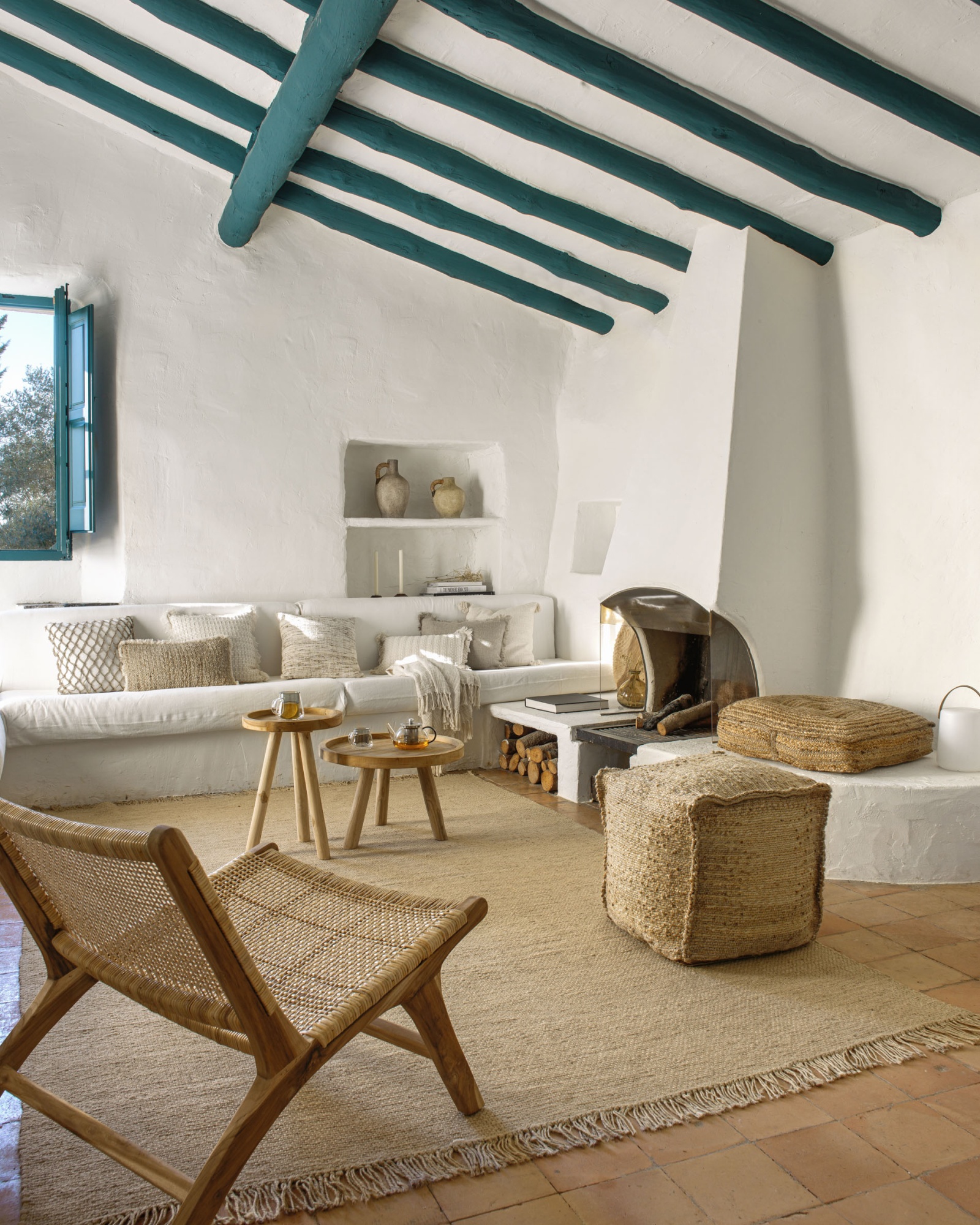 Кофейный столик Glenda из массива тика Ø 55 см La Forma (ex Julia Grup)