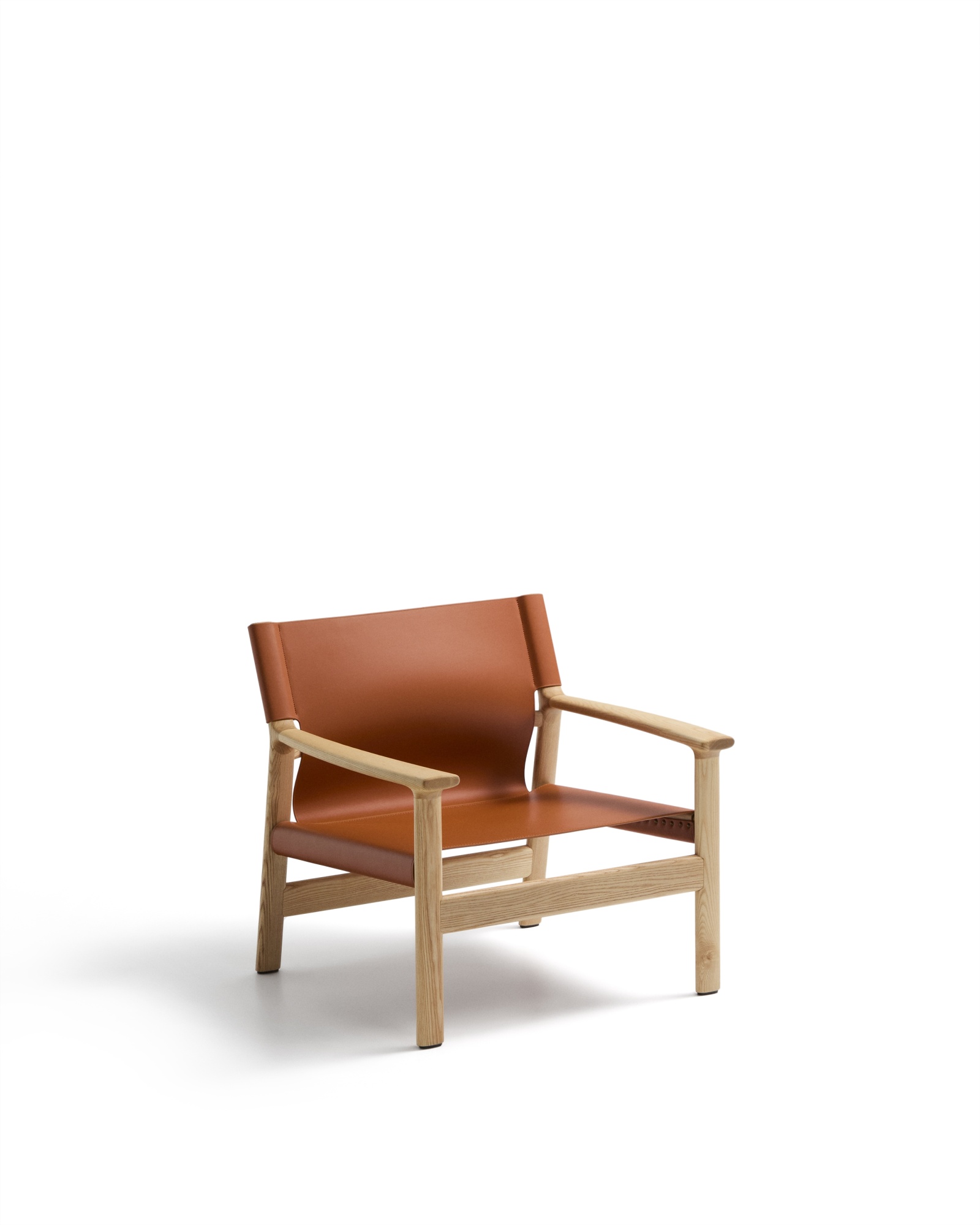Кресло Jan из переработанной кожи светло-коричневого цвета и ясеня в натуральном цвете La Forma (ex Julia Grup)