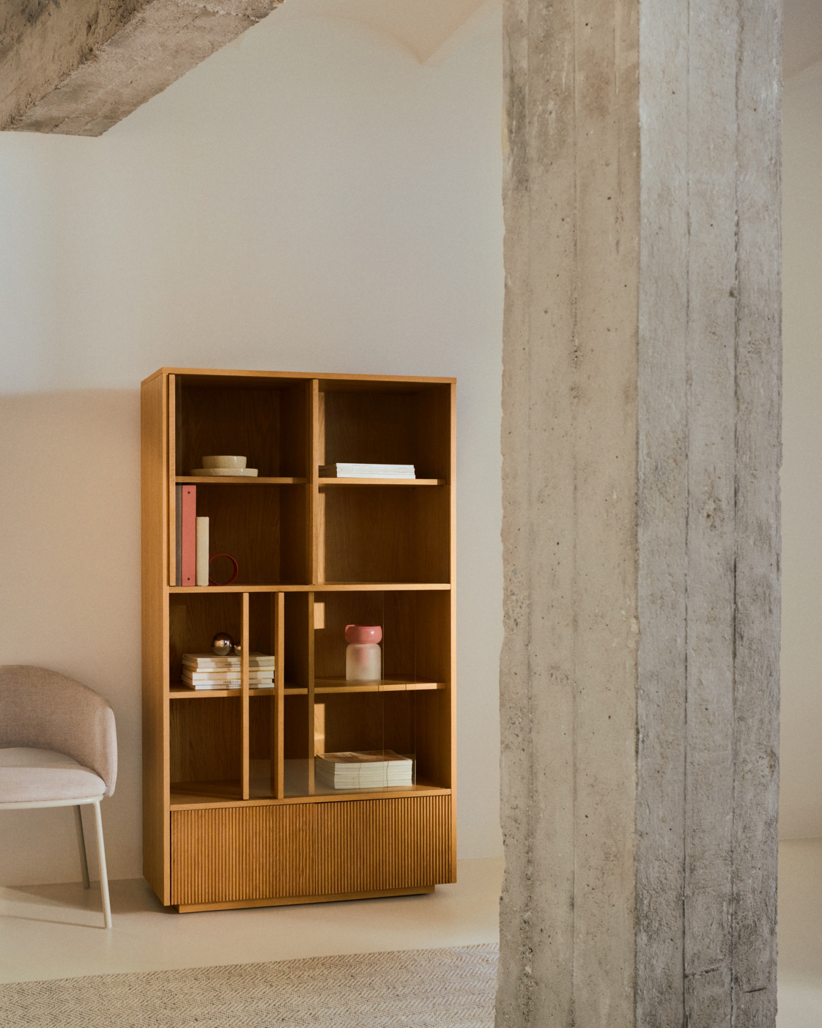 Витрина Helvine 4 двери 2 ящика дубовый шпон и закаленное стекло 100 x 174 La Forma 209207