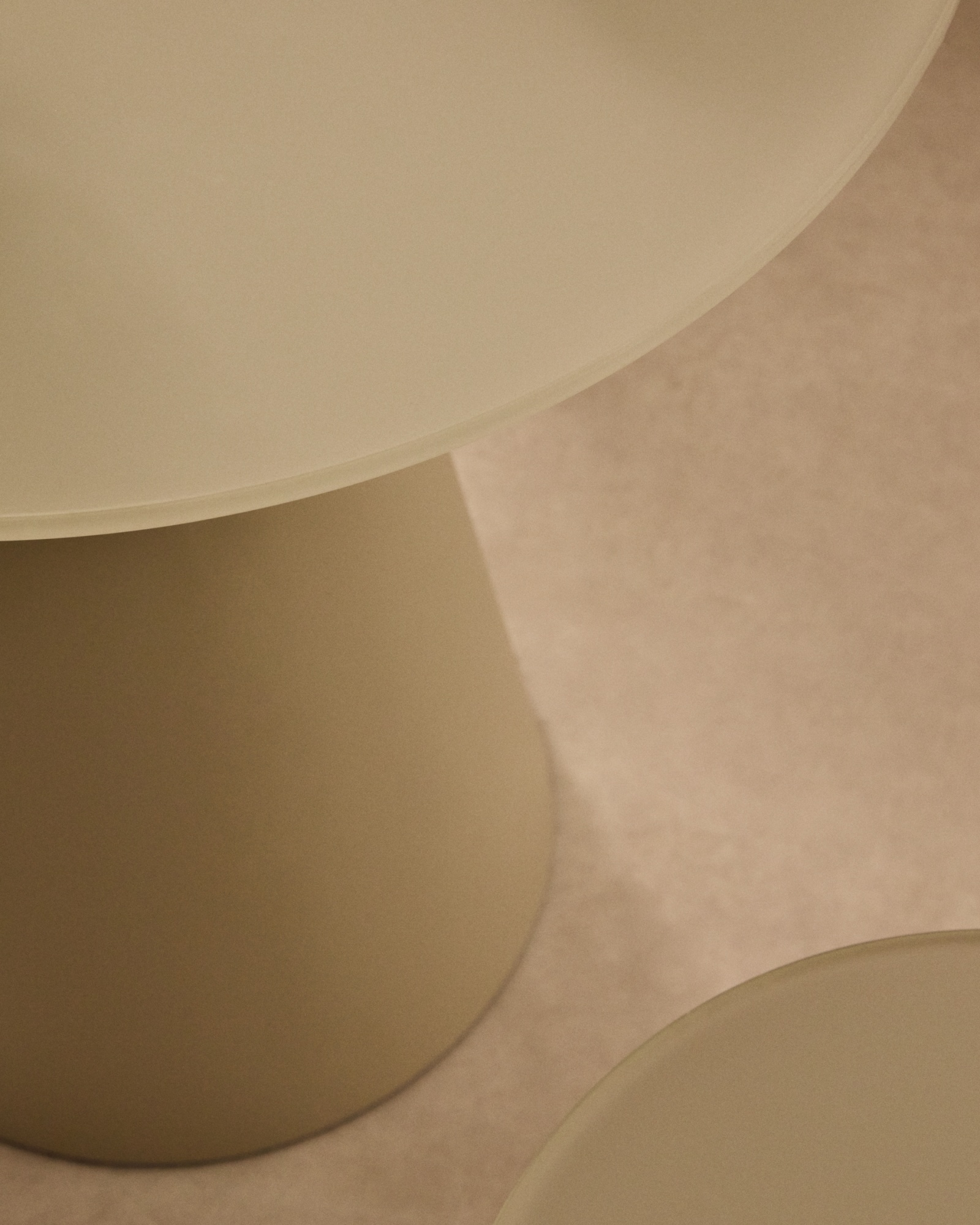 Журнальный столик Wilshire из матового стекла и стали матово-серый Ø50 см La Forma (ex Julia Grup)