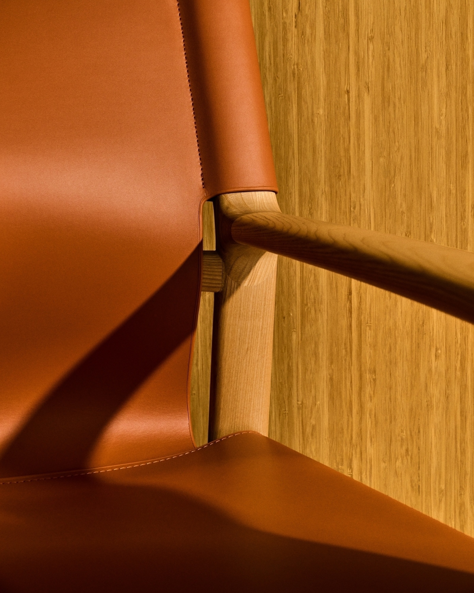 Кресло Jan из переработанной кожи светло-коричневого цвета и ясеня в натуральном цвете La Forma (ex Julia Grup)