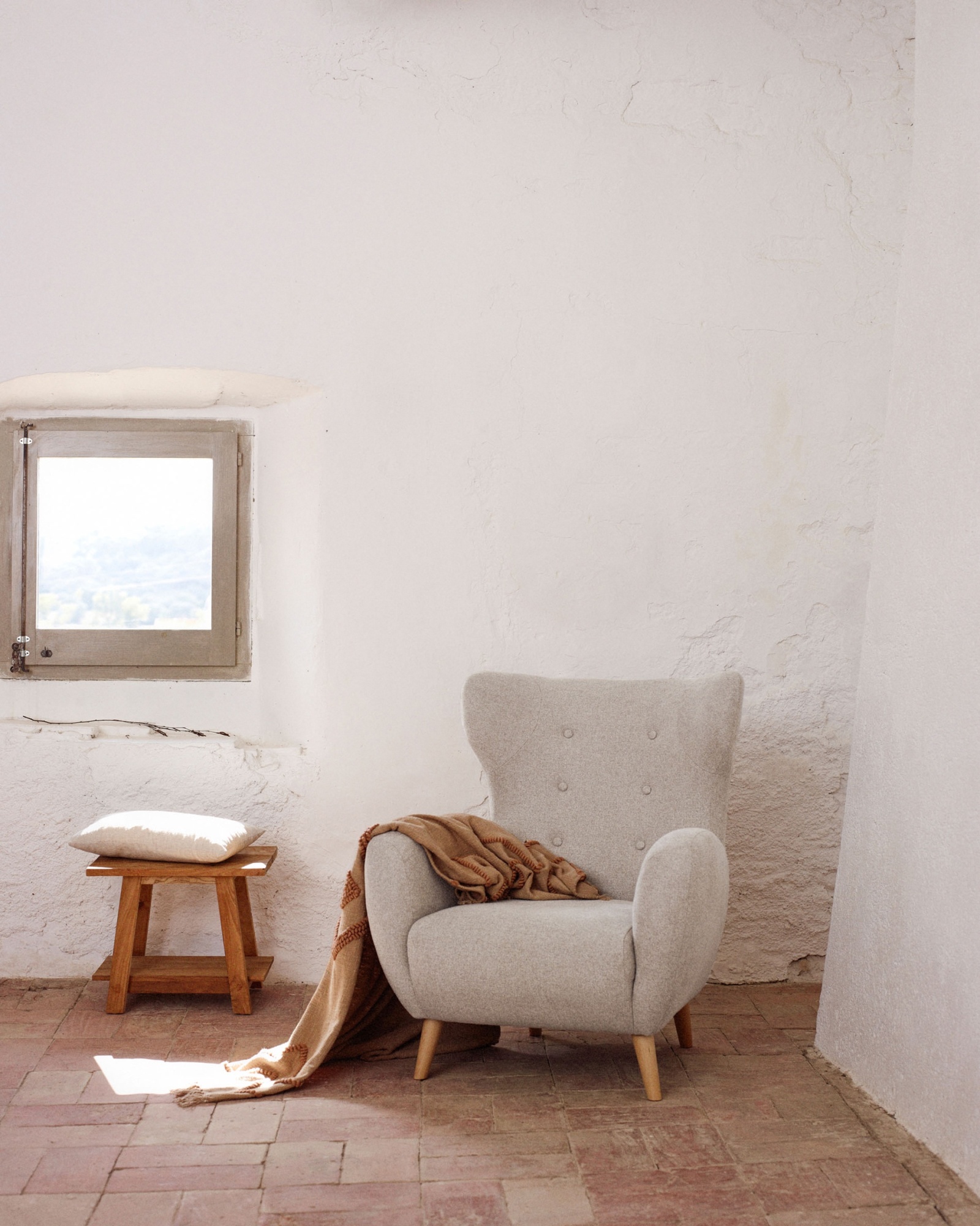 Patio Бежевое кресло из синели с ножками из массива бука La Forma (ex Julia Grup)