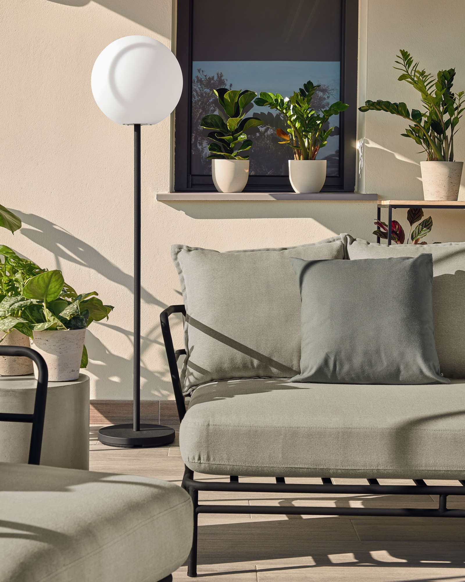 Диван Mareluz трехместный черный стальной La Forma (ex Julia Grup)