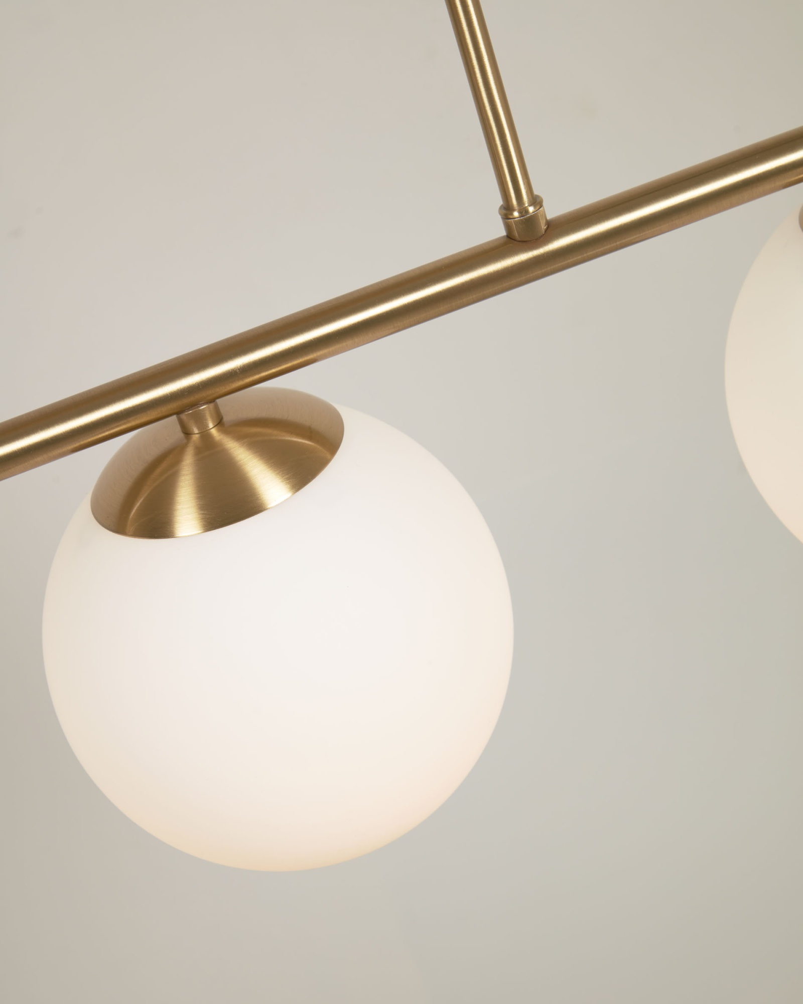 Потолочный светильник Mahala со стальными деталями и латунной отделкой и тремя сферами из матового с La Forma (ex Julia Grup)