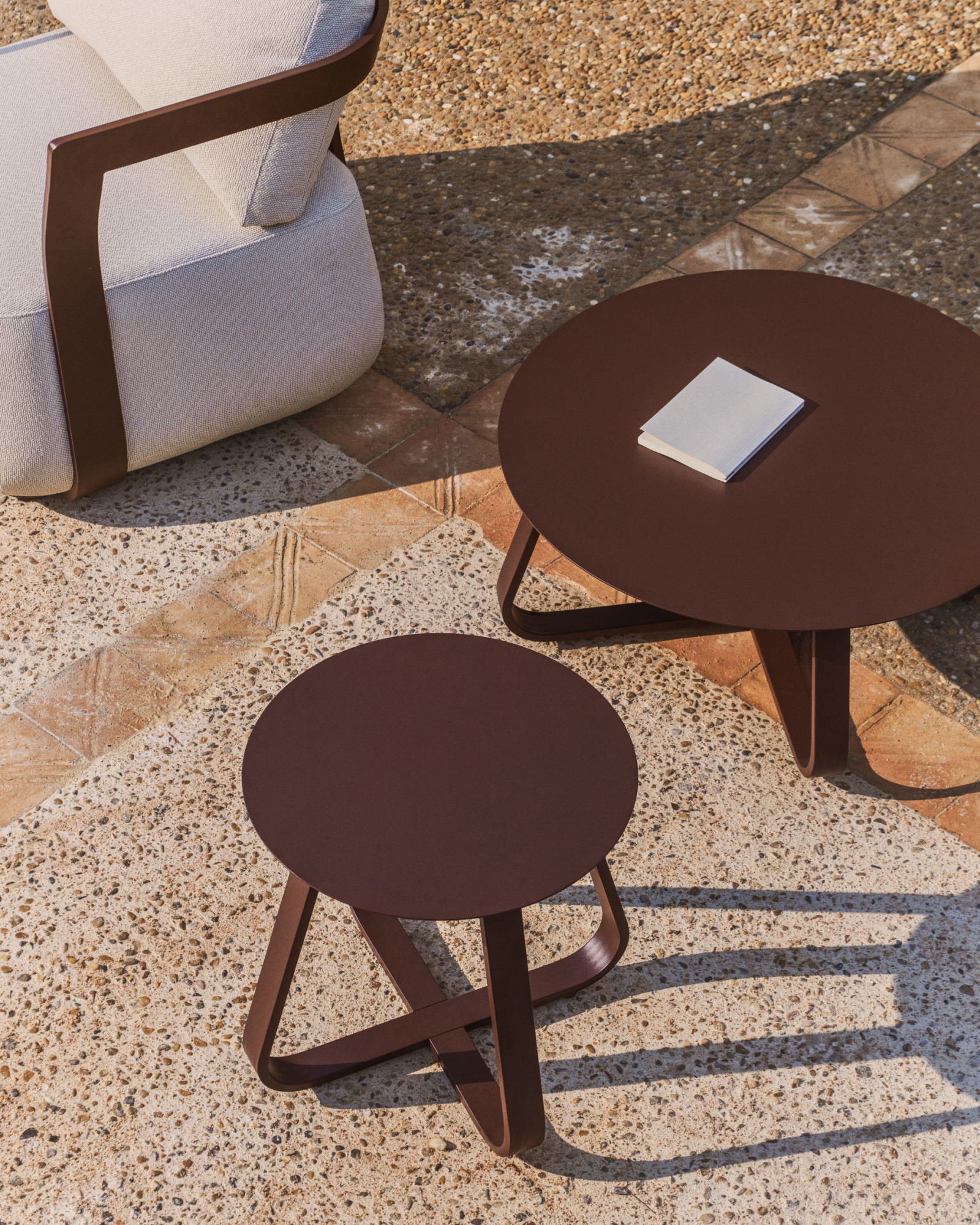 Уличный столик Tamaris из алюминия коричневого цвета Ø48 см La Forma 482638