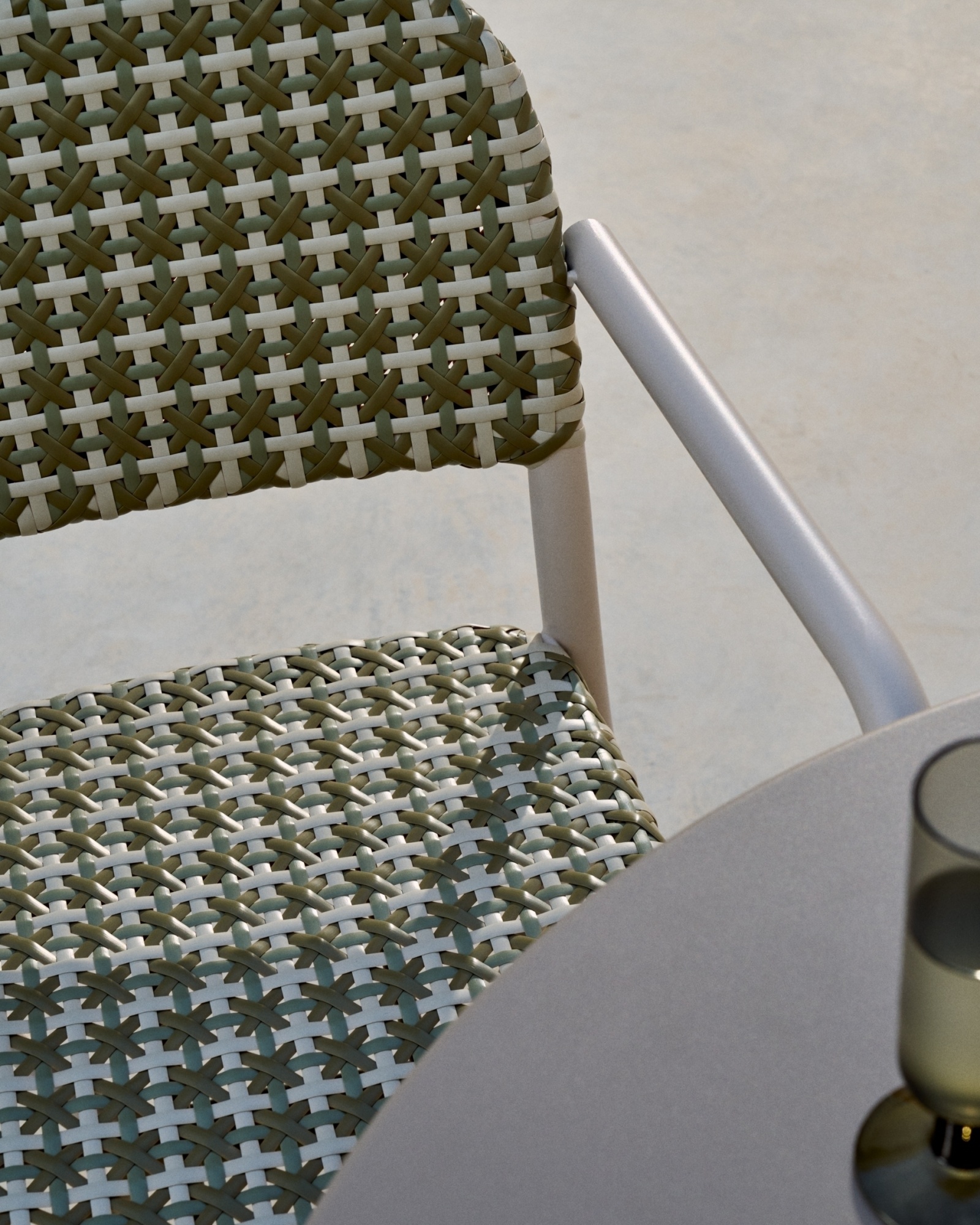 Уличный стул Tuccia бежевого-зеленого цвета из алюминия и искусственного ротанга La Forma (ex Julia Grup)