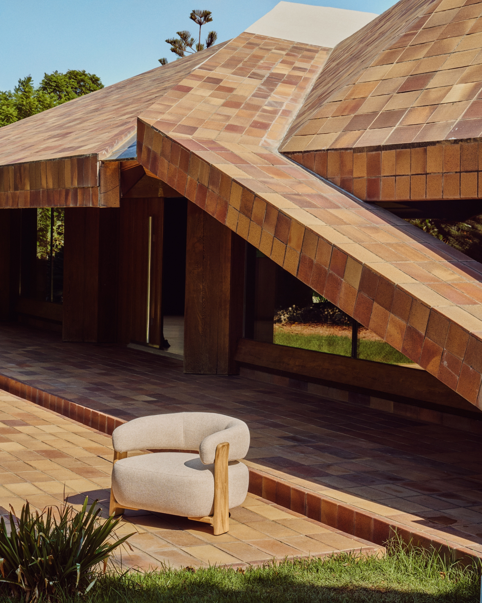 Уличное кресло Granite бежевое с ножками из тикового дерева La Forma 481793