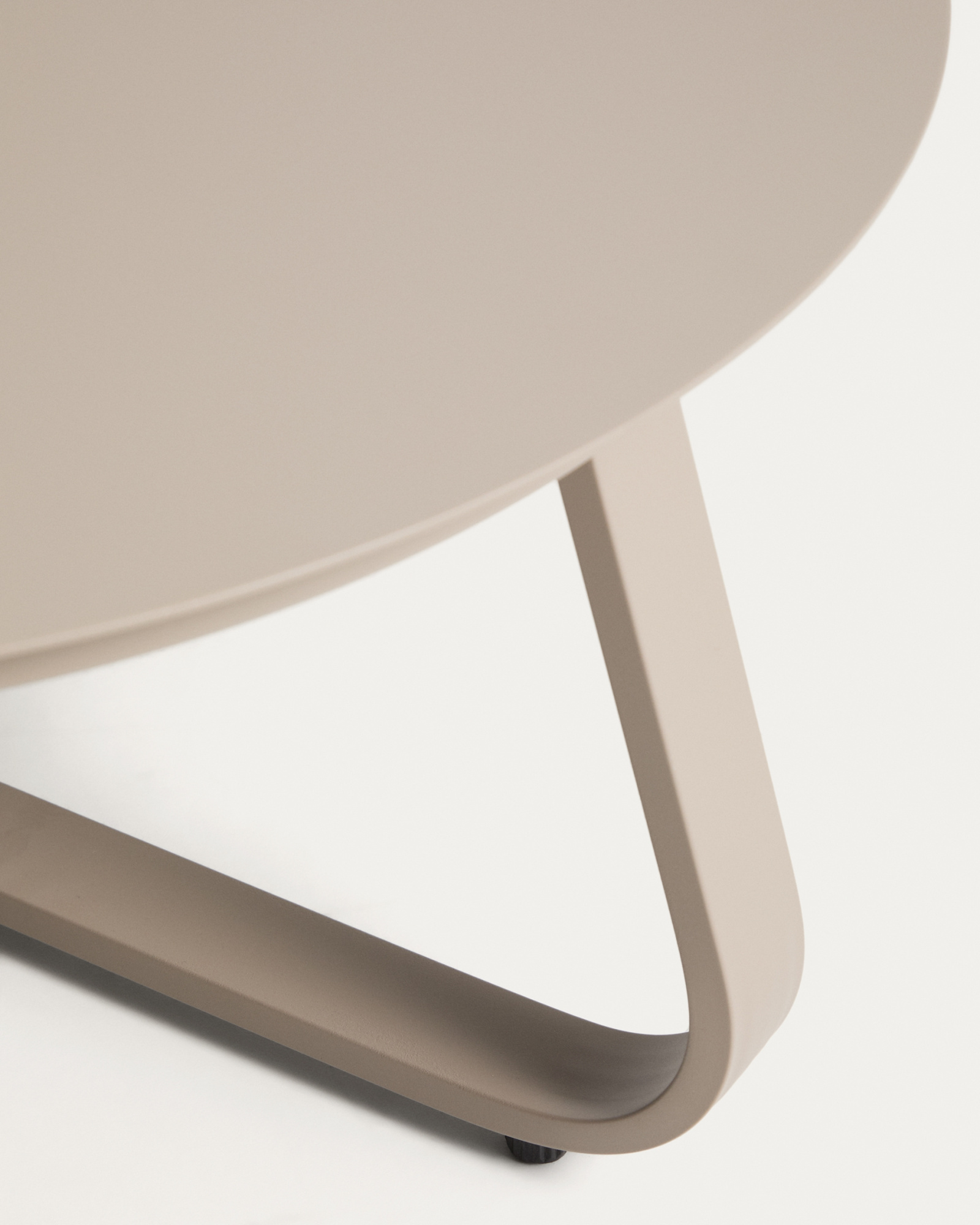 Уличный столик Tamaris из алюминия цвета таупе Ø80 см La Forma 482646