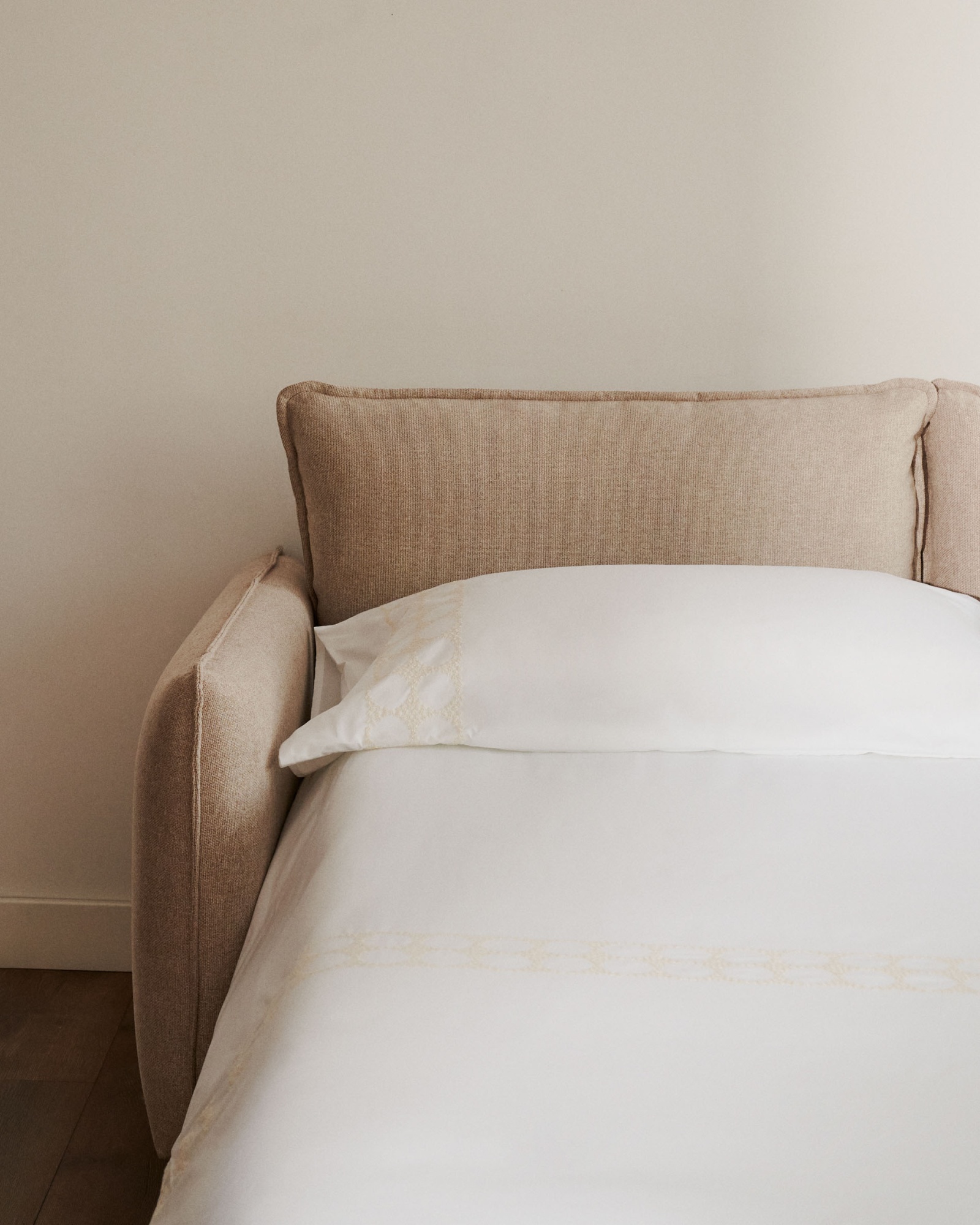 Carlota 2-местный диван-кровать из синели бежевого цвета 140 см La Forma (ex Julia Grup)