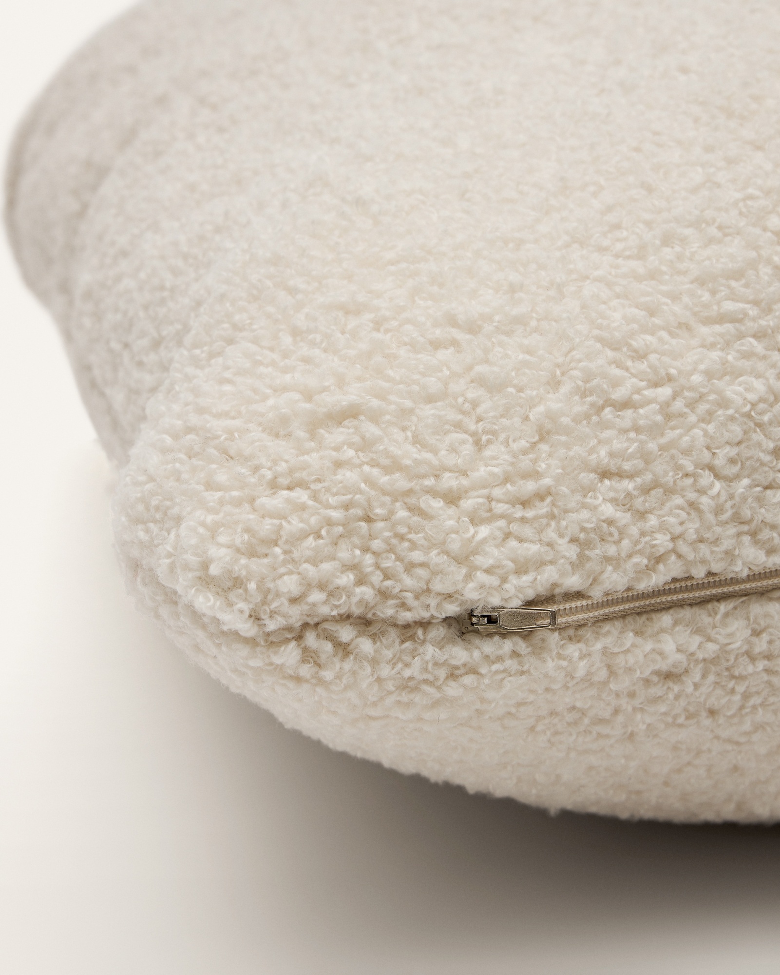 Martina Подушка из необработанной ткани букле 60 x 52 см La Forma (ex Julia Grup)