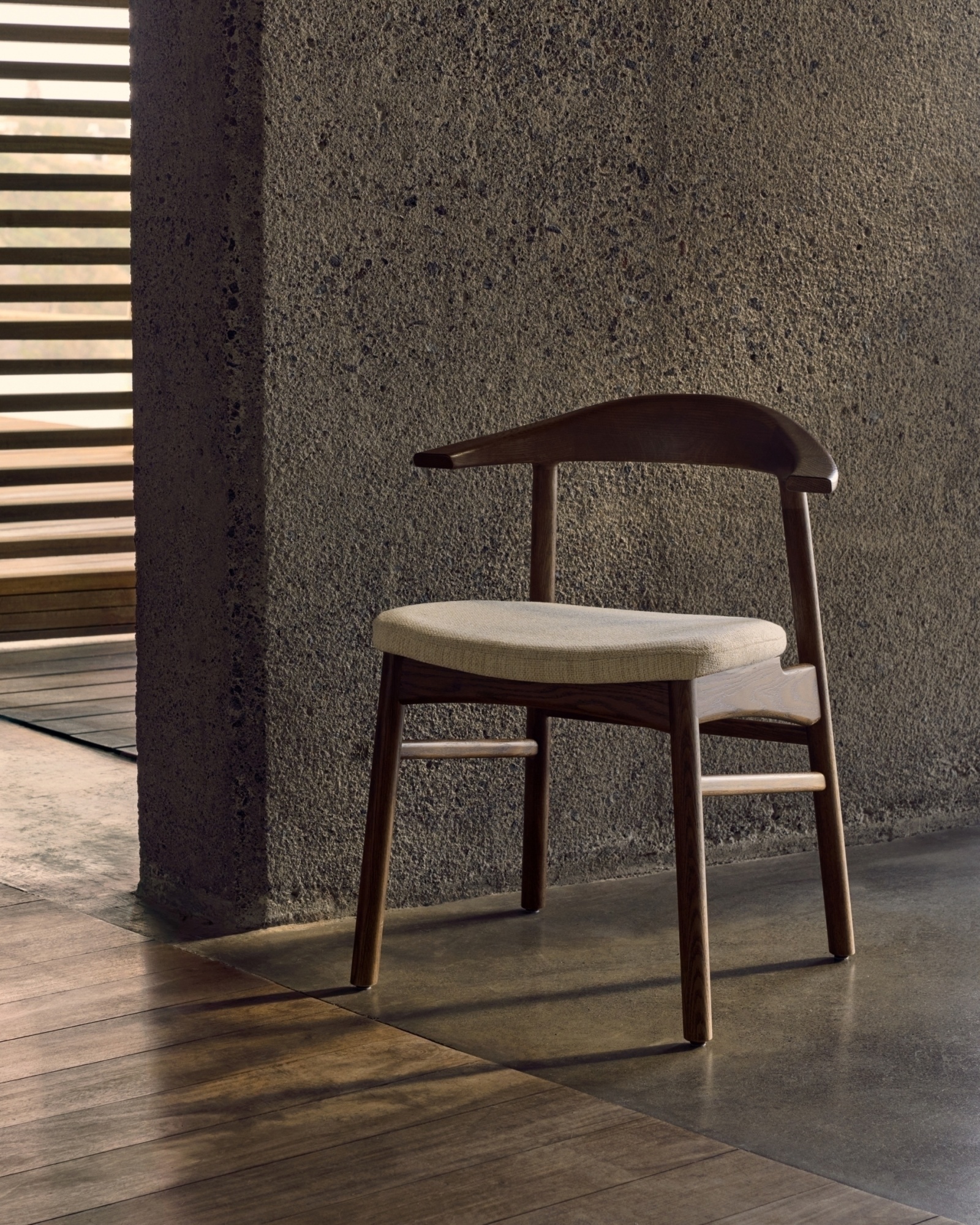 Стул Timons из бежевой синели из массива дуба с отделкой орех FSC Mix Credit La Forma (ex Julia Grup)