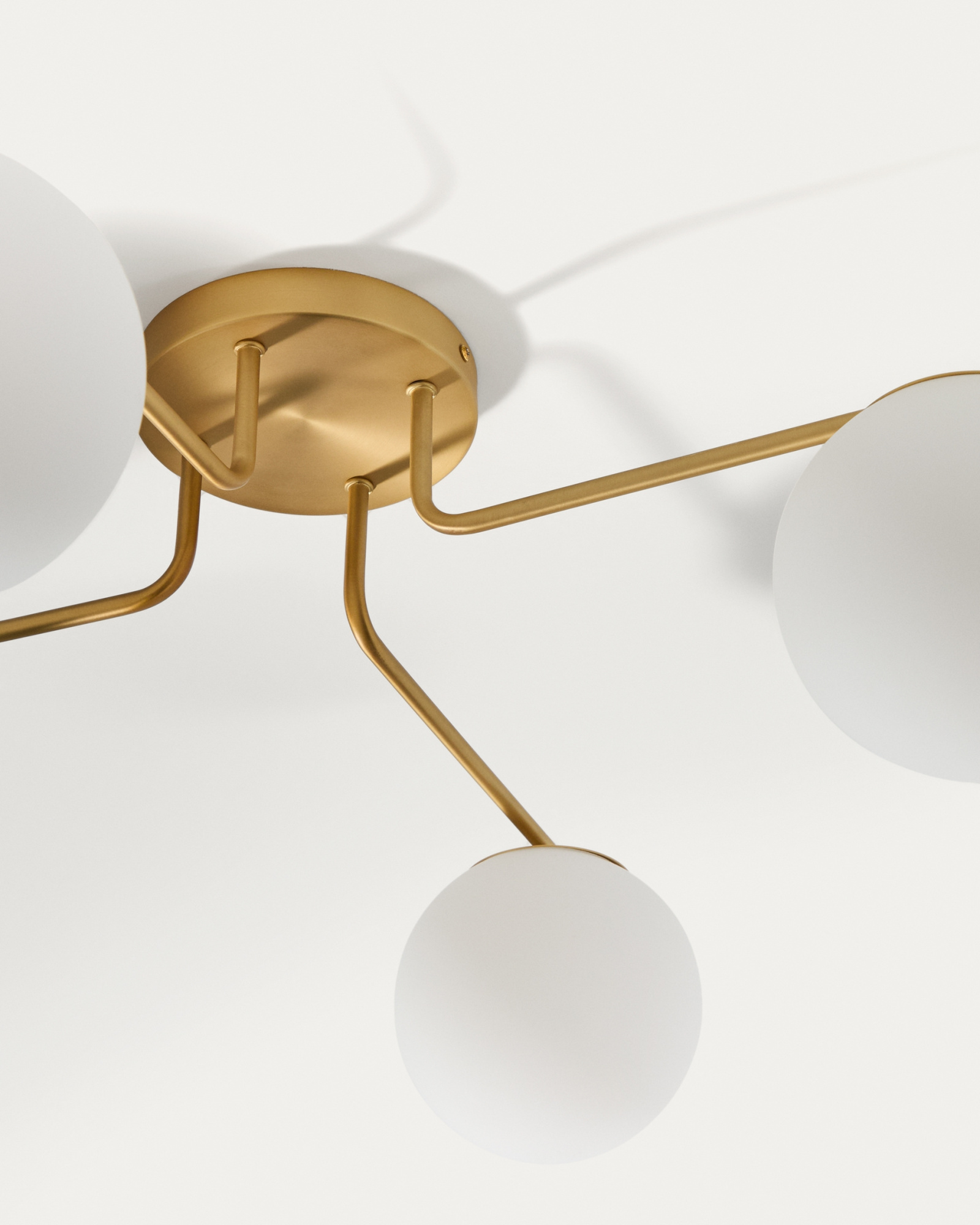 Потолочный светильник Brisia из металла в латунной отделке с 4 стеклянными плафонами Ø15 см La Forma 445201