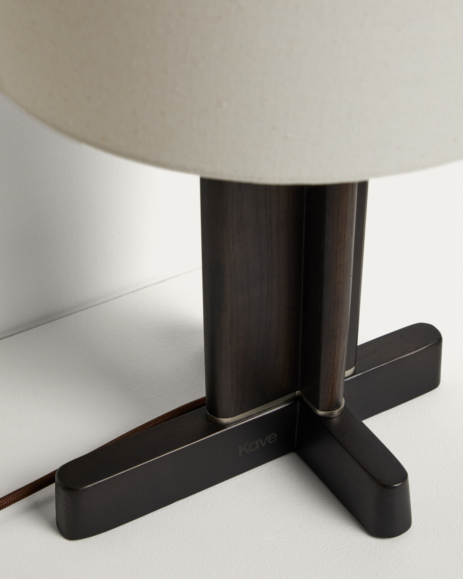 Настольная лампа Niani из каучукового дерева с темной отделкой Ø30 см La Forma 482423