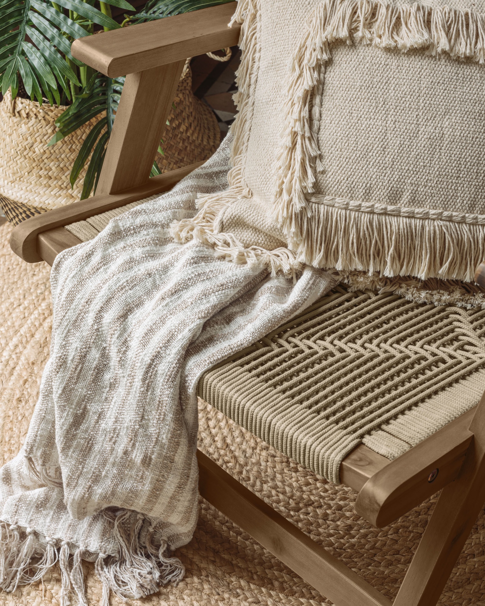 Кресло Geralda из дерева акации с темной отделкой La Forma (ex Julia Grup)