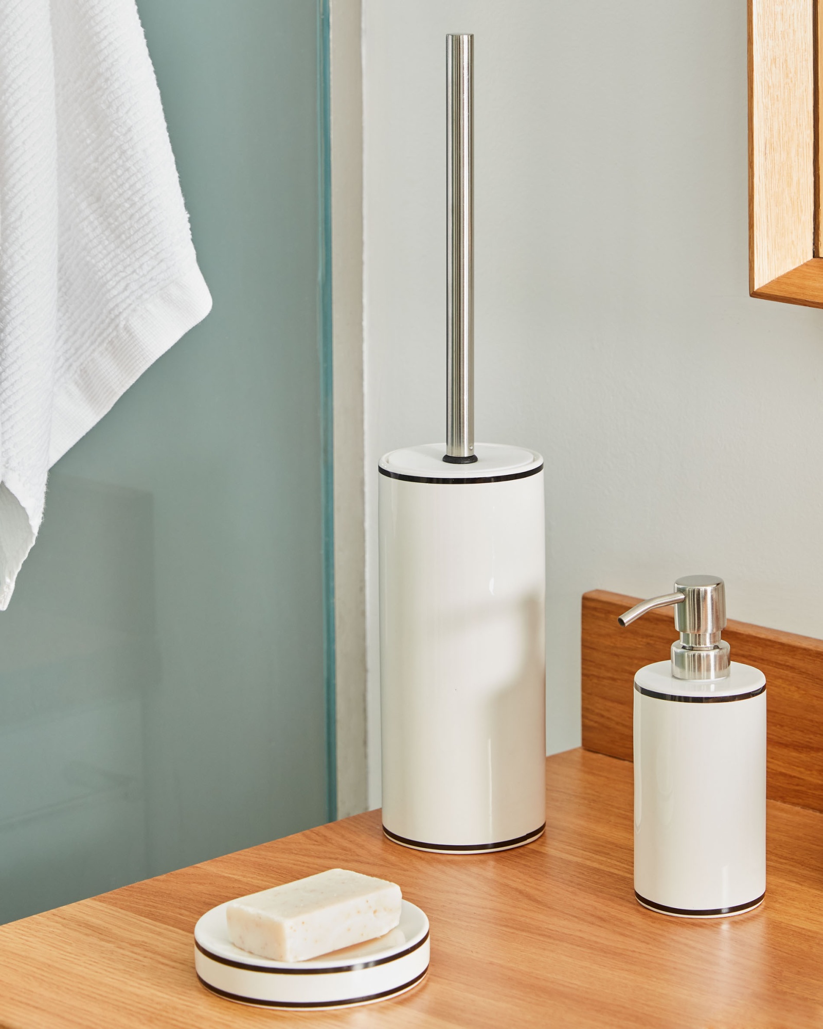 Белая керамическая мыльница Arminda с черной деталью La Forma (ex Julia Grup)