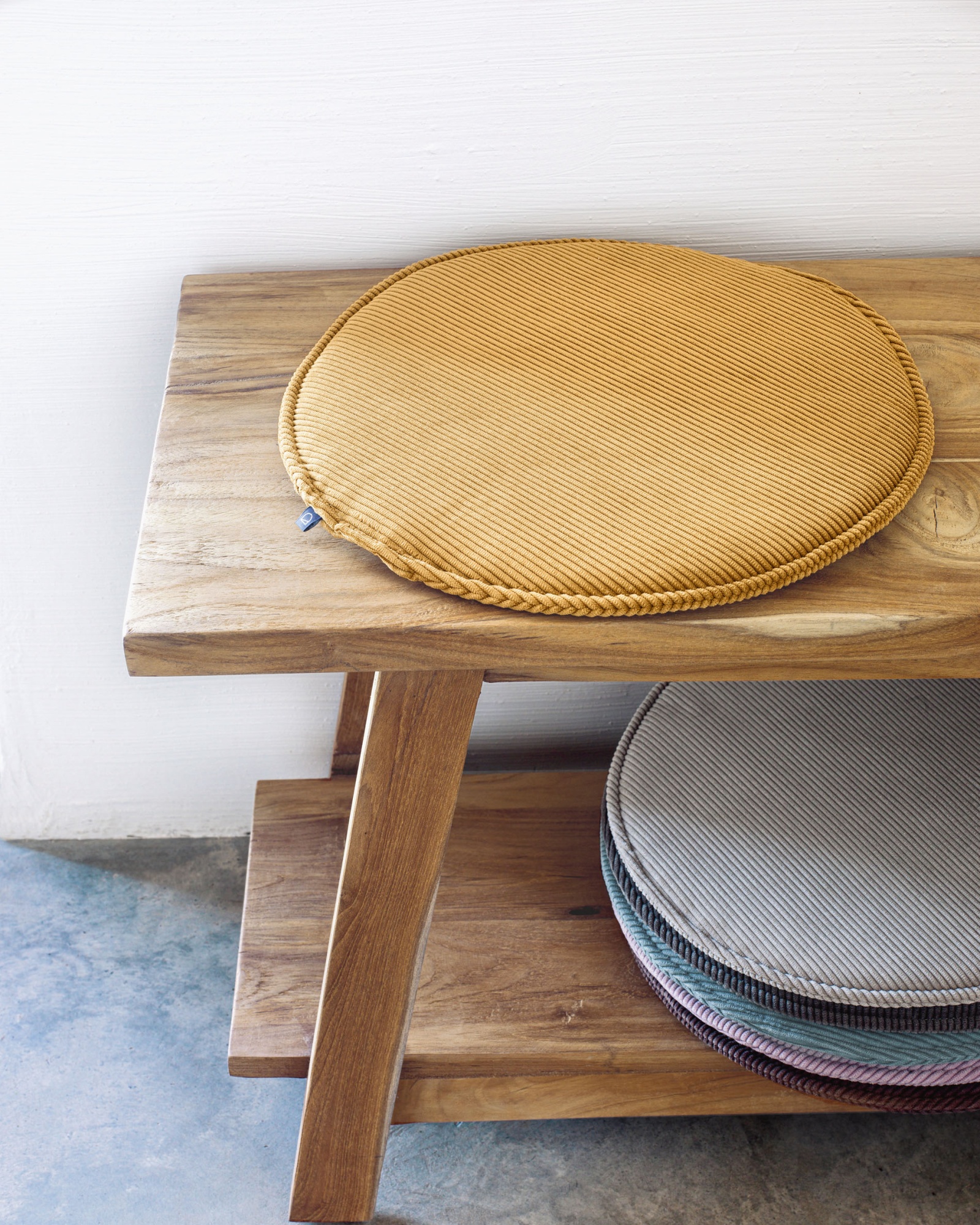 Круглая вельветовая подушка на стул Sora горчичная 35 см La Forma (ex Julia Grup)