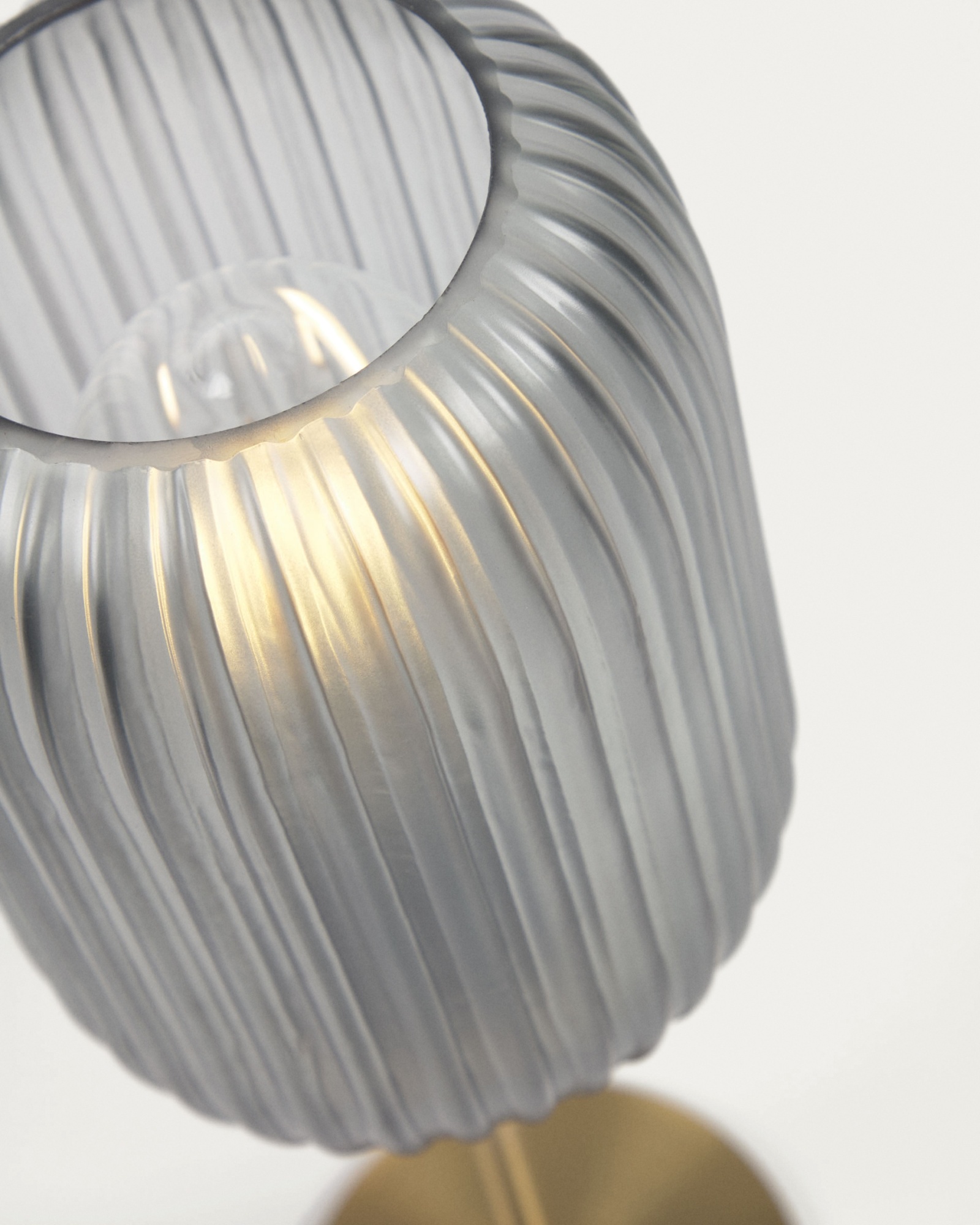 Металлическая настольная лампа Hestia с отделкой из латуни и серым стеклом La Forma (ex Julia Grup)