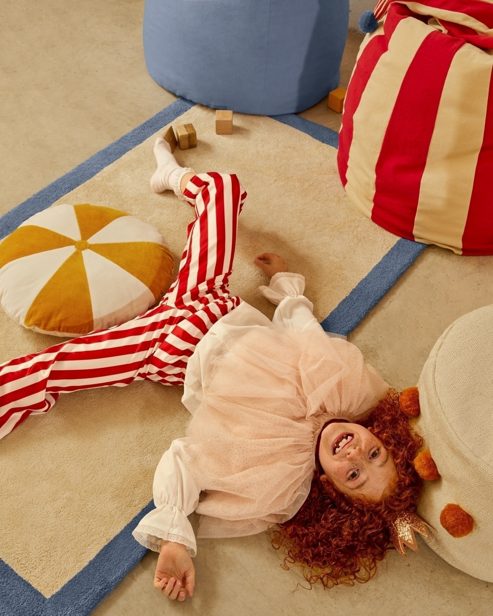 Odet Круглая подушка из 100% хлопка бело-горчичная La Forma (ex Julia Grup)