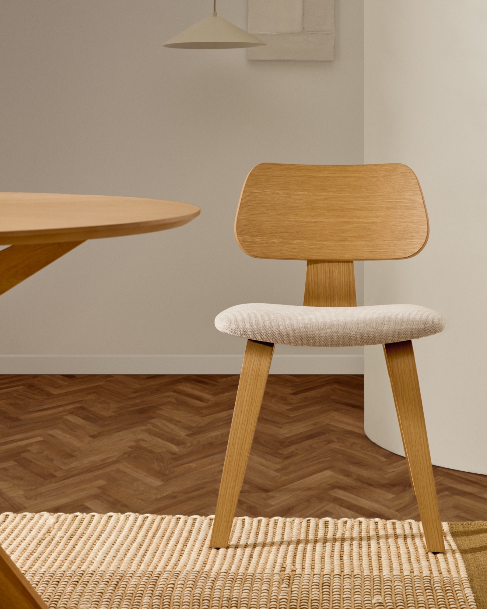 Стул Gena из бежевого шенилла с каркасом из шпона дуба и каучукового дерева La Forma (ex Julia Grup)