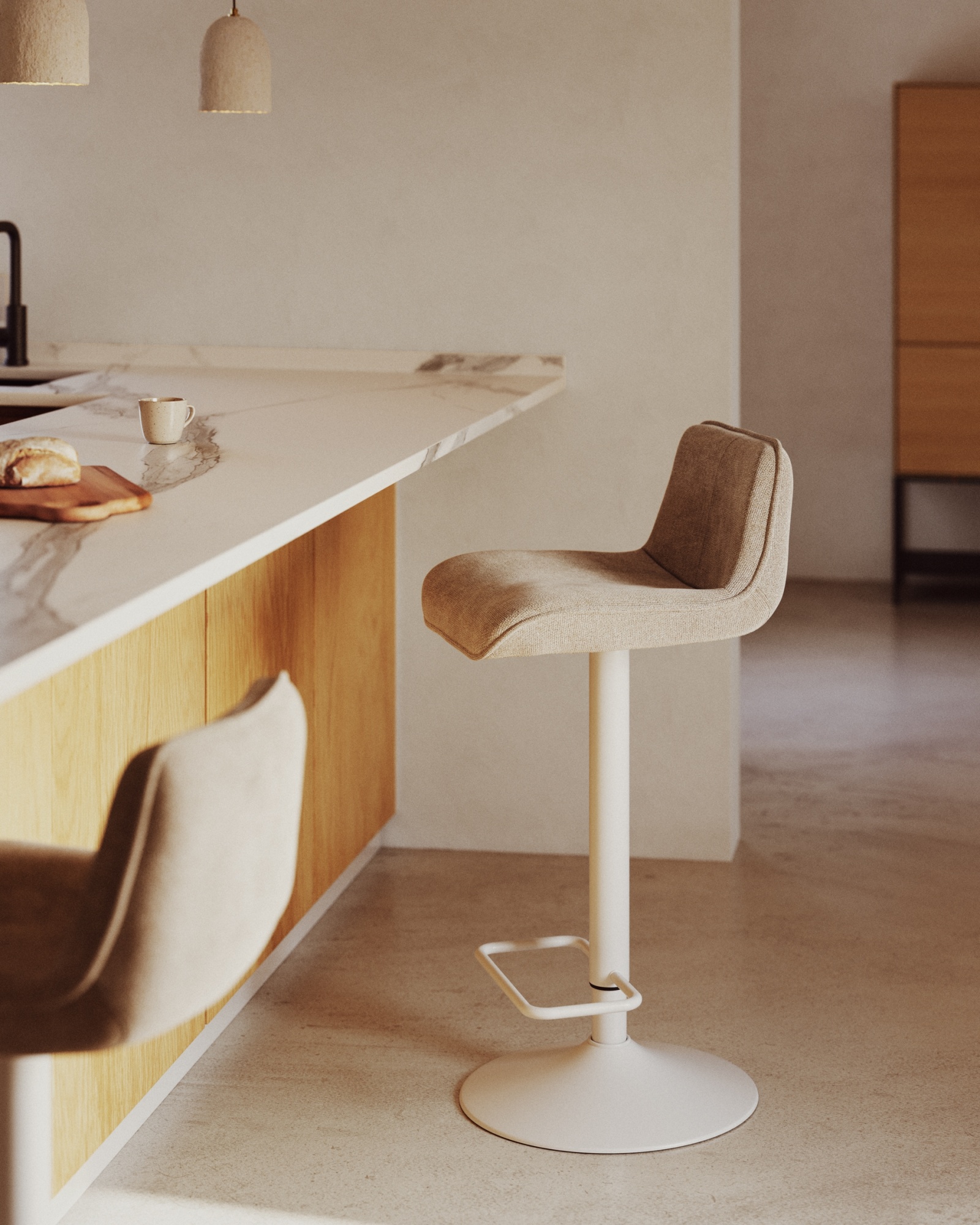 Барный стул Zenda из бежевой синели и матовой белой стали 81-102 см La Forma (ex Julia Grup)