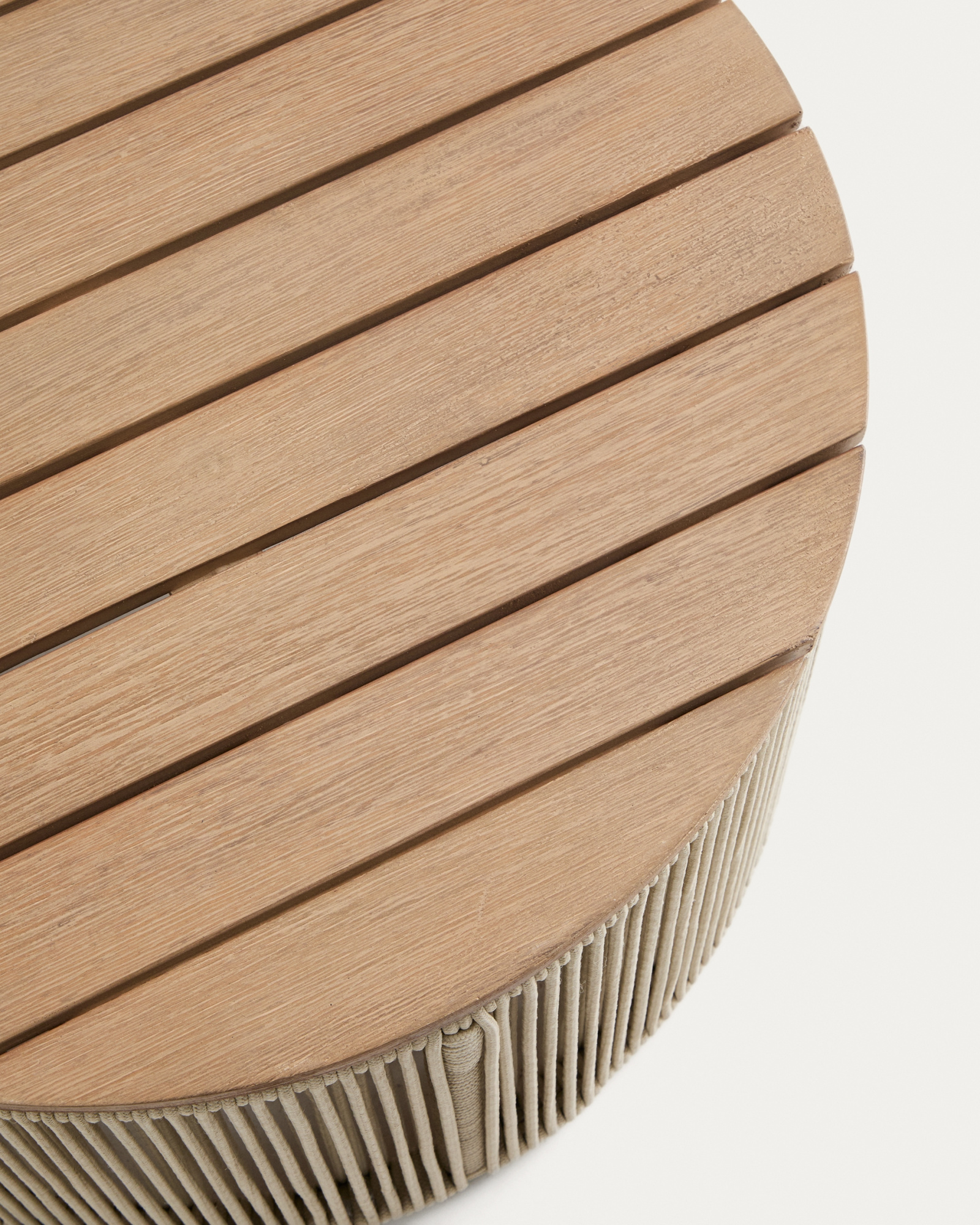 Уличчный столик Dandara из стали, веревки цвета экрю и массива акации Ø60 см La Forma 482544