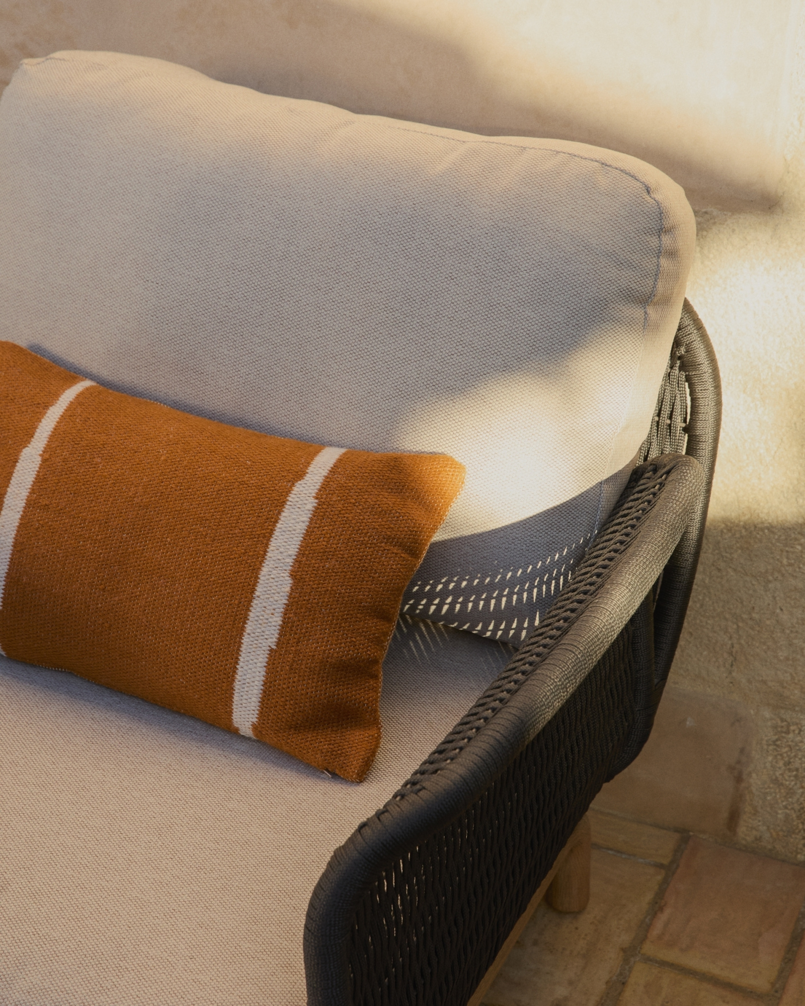 Уличное кресло Alipa из акации и веревки темно-серого цвета La Forma 481333