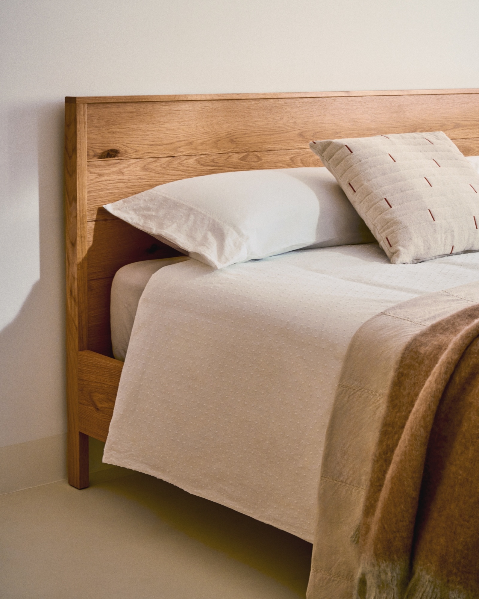 Кровать Alguema из дубового шпона с натуральной отделкой для матраса 160 x 200 La Forma (ex Julia Grup)
