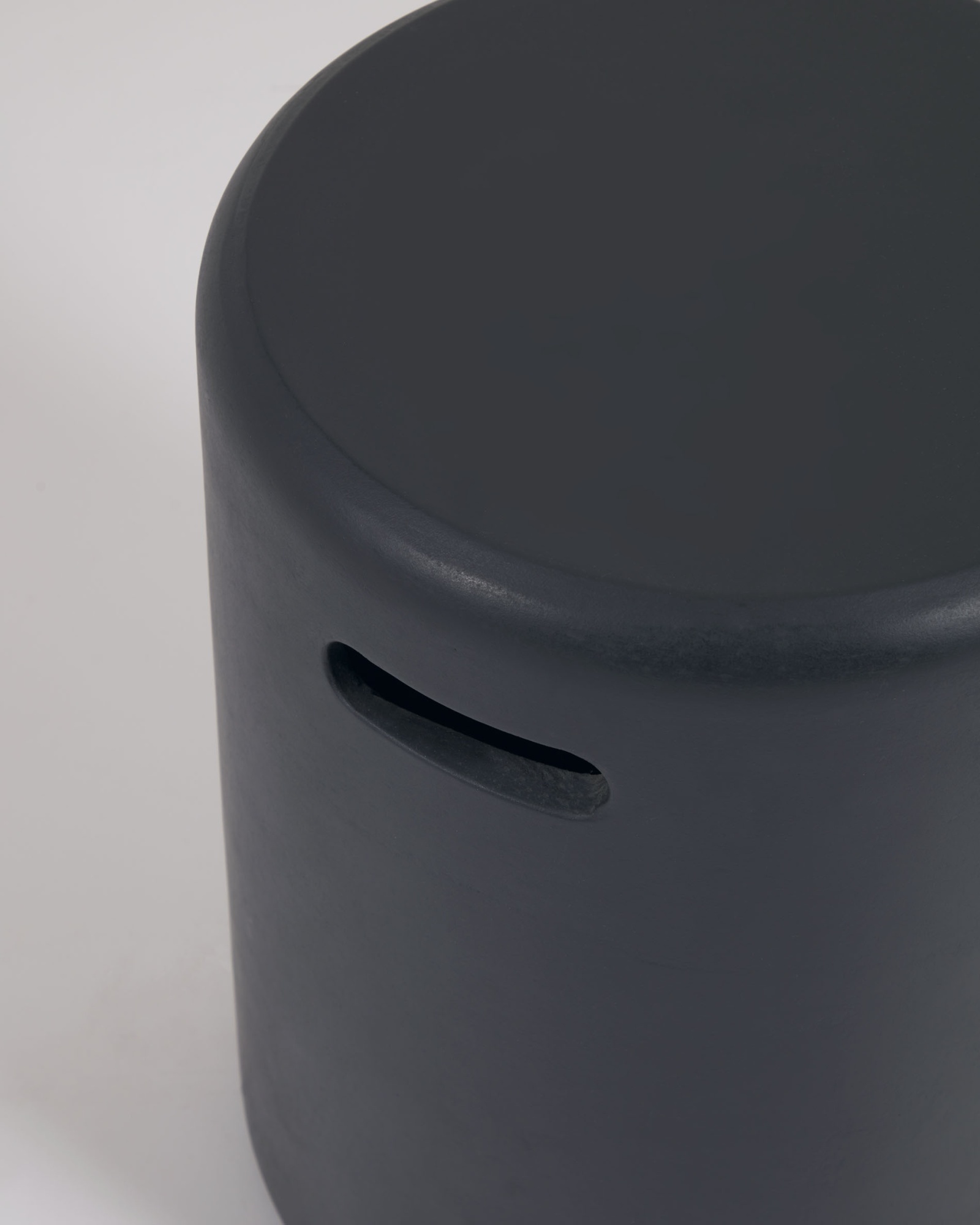 Столик Taimi из бетона в черном цвете La Forma (ex Julia Grup)