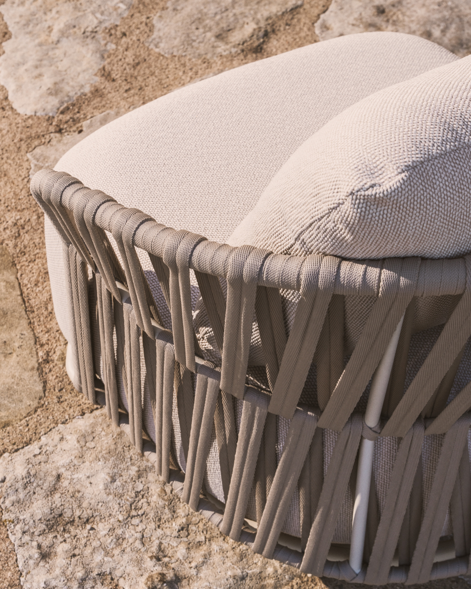 Уличное кресло Osani из алюминия цвета экрю и веревки цвета таупе La Forma 482319