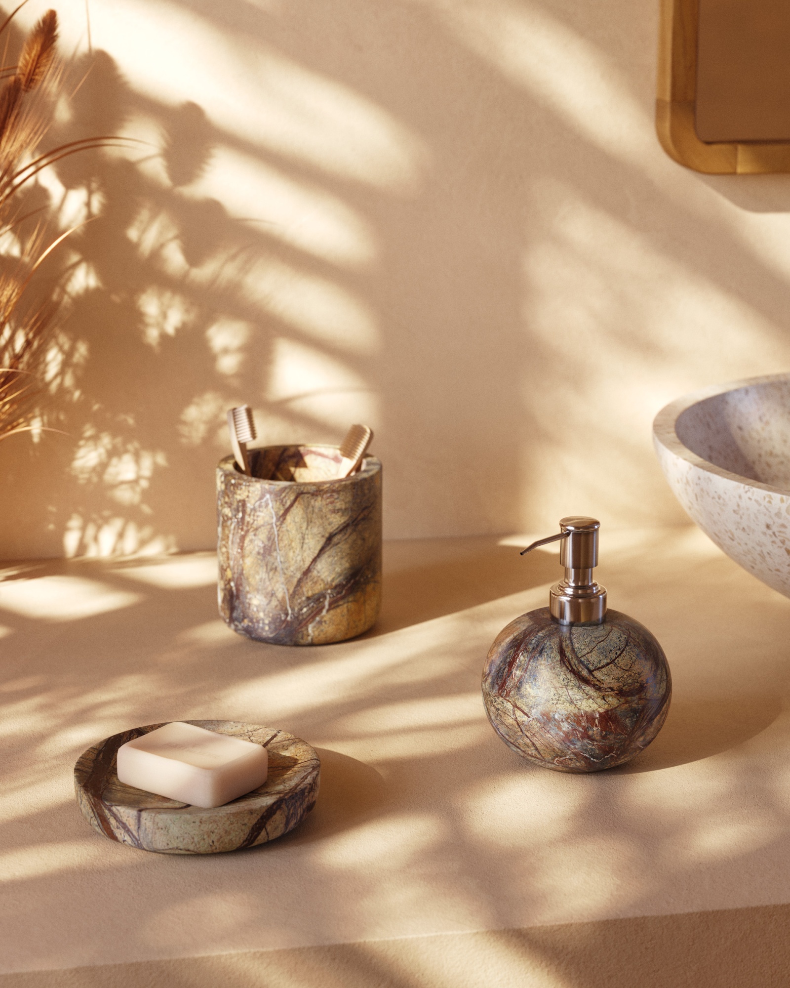 Дозатор для жидкого мыла Spalsh из бежевого мрамора La Forma (ex Julia Grup)