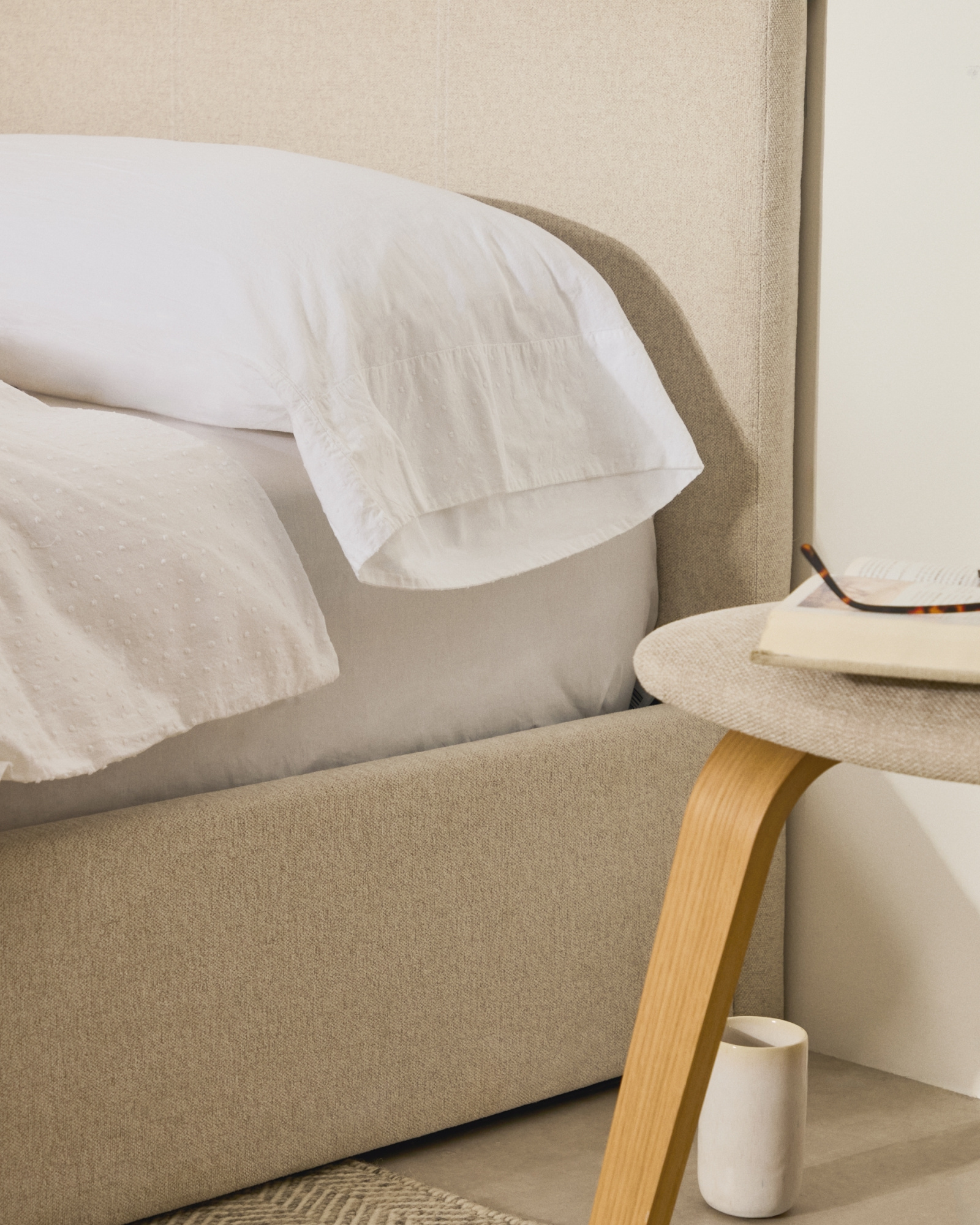 Кровать Nahiri бежевого цвета из шенилла с ящиком для хранения 90 x 200 см La Forma 418936