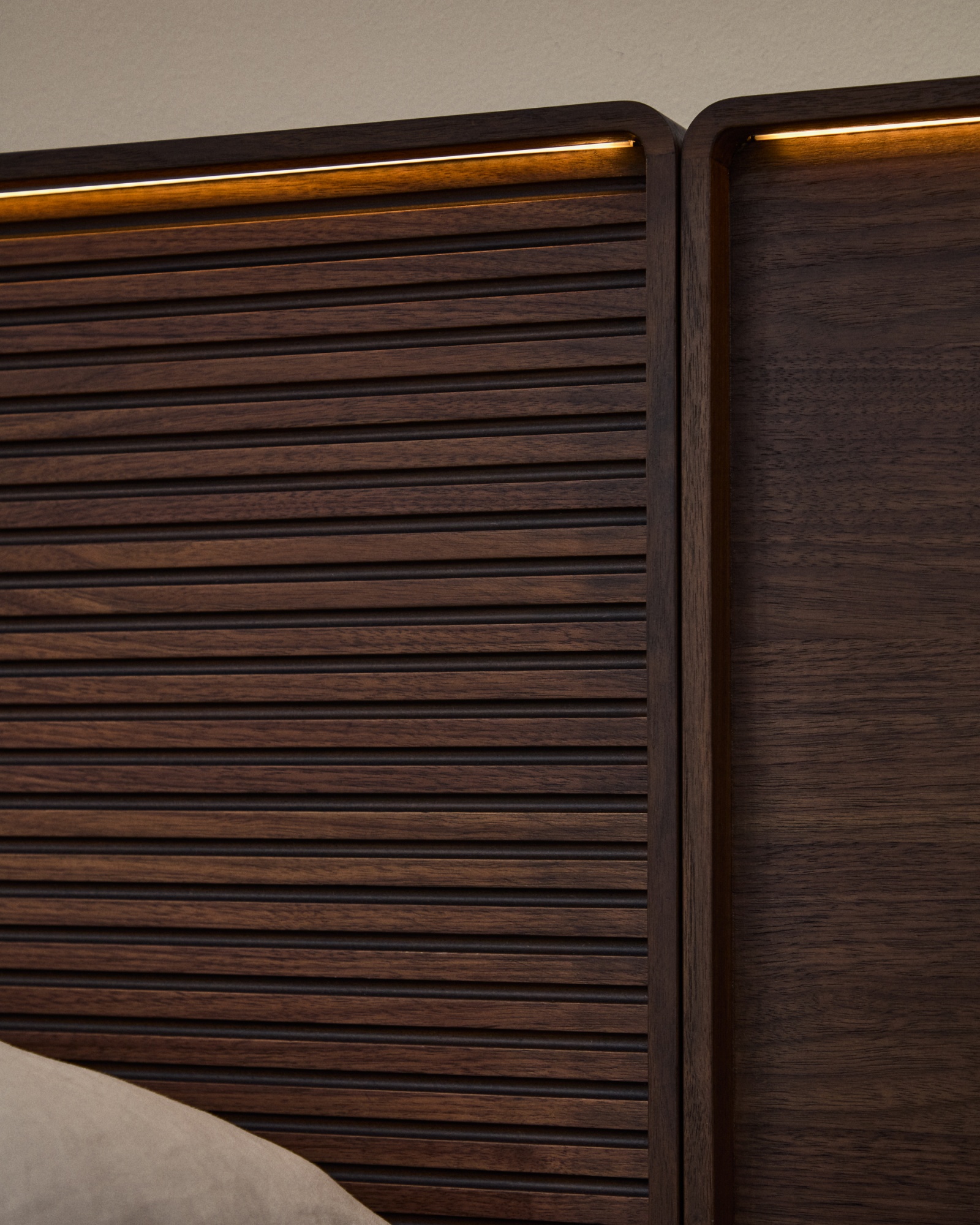 Кровать Norlen из орехового шпона с темной отделкой LED 180 x 200 см La Forma (ex Julia Grup)