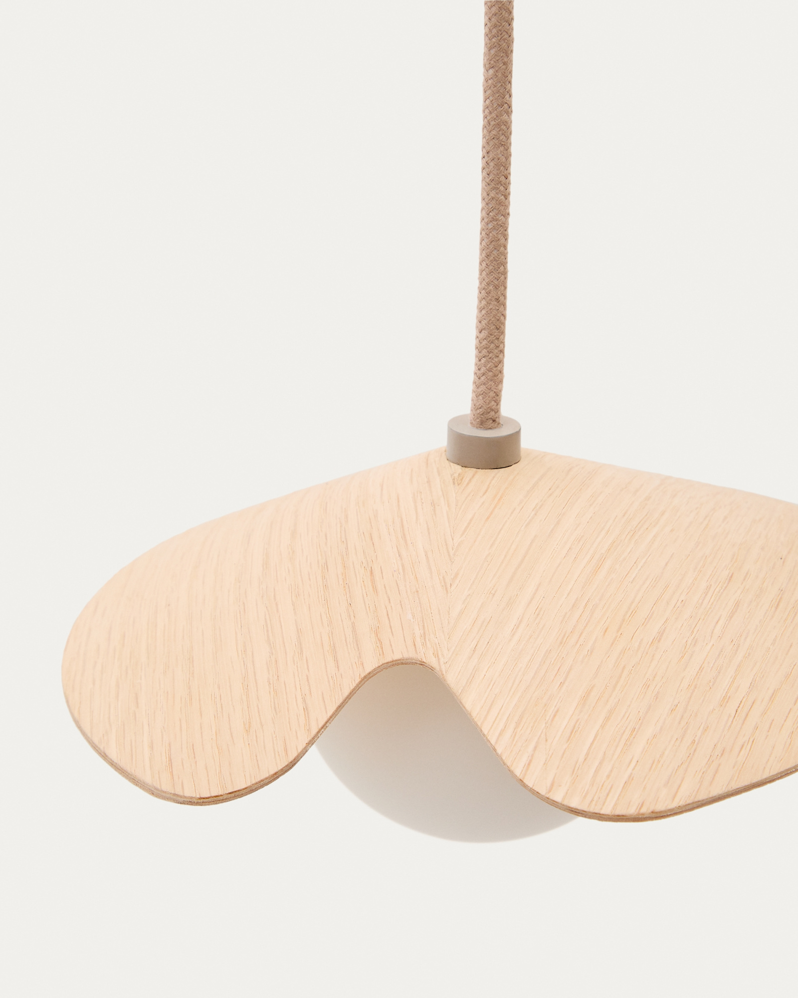 Потолочный светильник Wilara из дуба с шаром из белого матового стекла La Forma (ex Julia Grup)